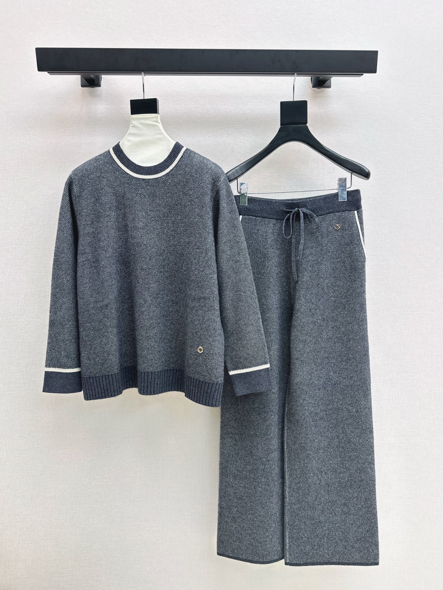 NO:536393,Exclusive first release LP 25Ss———The latest lazy style cashmere suit in autumn and winter, a single Maillard color, 100% worsted cashmere fabric, simple and atmospheric lazy style, durable, warmth and appearance are both online~~ The most practical and versatile boutique, the base layered in autumn and winter, daily high-end!  !  Extra elasticity does not pick on body shape. One set for sale. Two-color sml, loro piano, alexander wang19860909独家首发 LP 25Ss———秋冬最新款慵懒风羊绒套装爆单款美拉德色系 百分百精纺羊绒面料 简约大气慵懒版型 经久耐穿 保暖度和颜值却都在线～～最实穿百搭的精品 秋冬打底叠穿日常高级！！超大弹力不挑身材 一套出售 两色 sml,,loro piana,alexander wang,Women's clothing