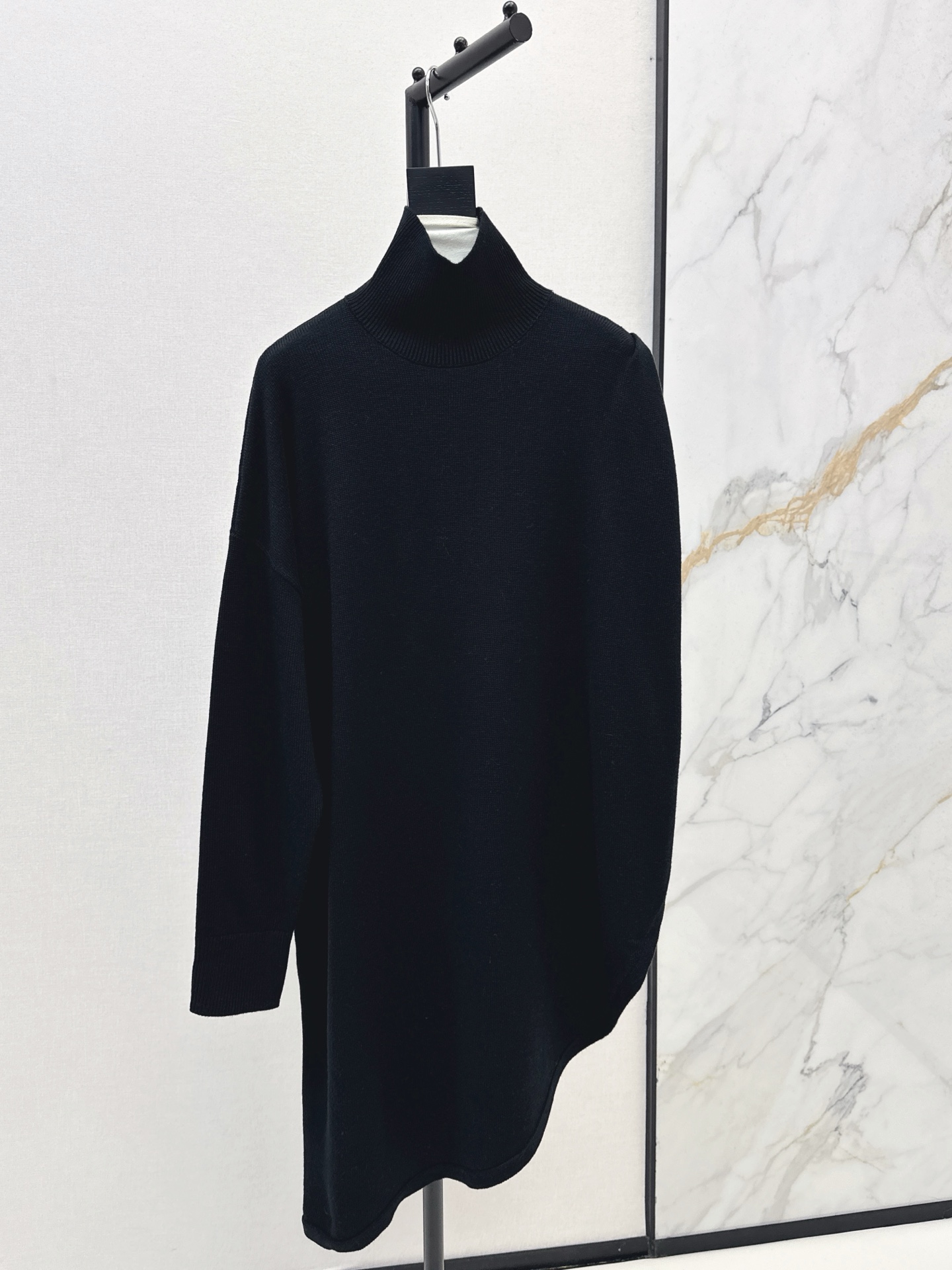 NO:536388,Recommended for the explosive order Ala 25Ss———The latest triangle cut wool knitted shirt with high collar loose style easily creates a lazy and relaxed fashion sense of stacking. Minimalistic beauty, elegant, intellectual, versatile and fashionable. A must-have versatile artifact for rich and beautiful imported wool yarn has a delicate texture. One-color spot sml, alexander wang19860909爆单推荐 Ala 25Ss————秋冬最新款三角形剪裁羊毛针织罩衫高领宽松版型 轻松营造叠搭慵懒松弛的时尚感 极简美感优雅知性百搭又时髦 白富美必备百搭神器 进口羊毛纱线细腻质感超赞 一色现货发售sml,,alexander wang,Women's clothing