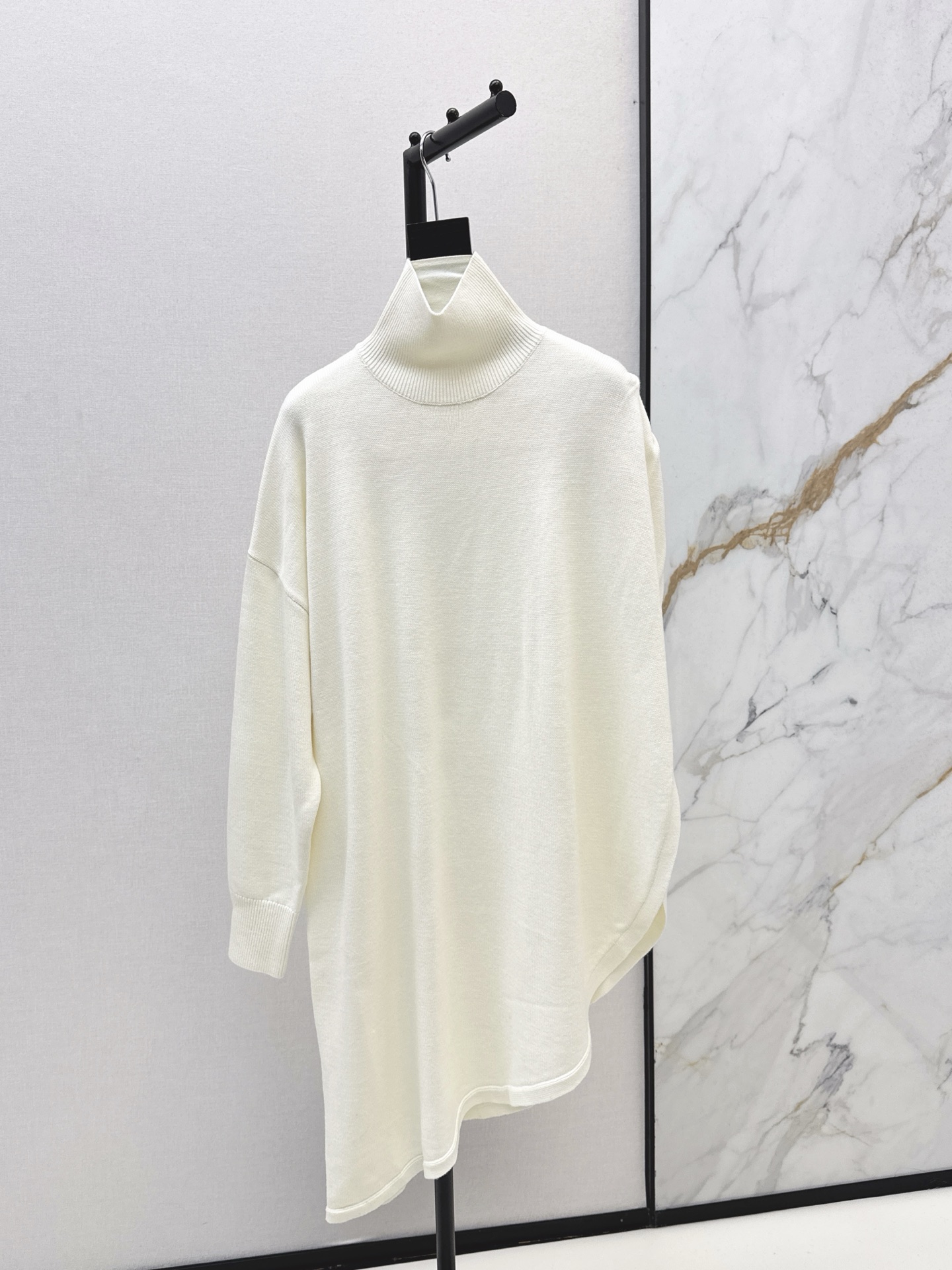 NO:536385,Recommended for the explosive order Ala 25Ss———The latest triangle cut wool knitted shirt with high collar loose style easily creates a lazy and relaxed fashion sense of stacking. Minimalistic beauty, elegant, intellectual, versatile and fashionable. A must-have versatile artifact for rich and beautiful imported wool yarn has a delicate texture. One-color spot sml, alexander wang19860909爆单推荐 Ala 25Ss————秋冬最新款三角形剪裁羊毛针织罩衫高领宽松版型 轻松营造叠搭慵懒松弛的时尚感 极简美感优雅知性百搭又时髦 白富美必备百搭神器 进口羊毛纱线细腻质感超赞 一色现货发售sml,,alexander wang,Women's clothing