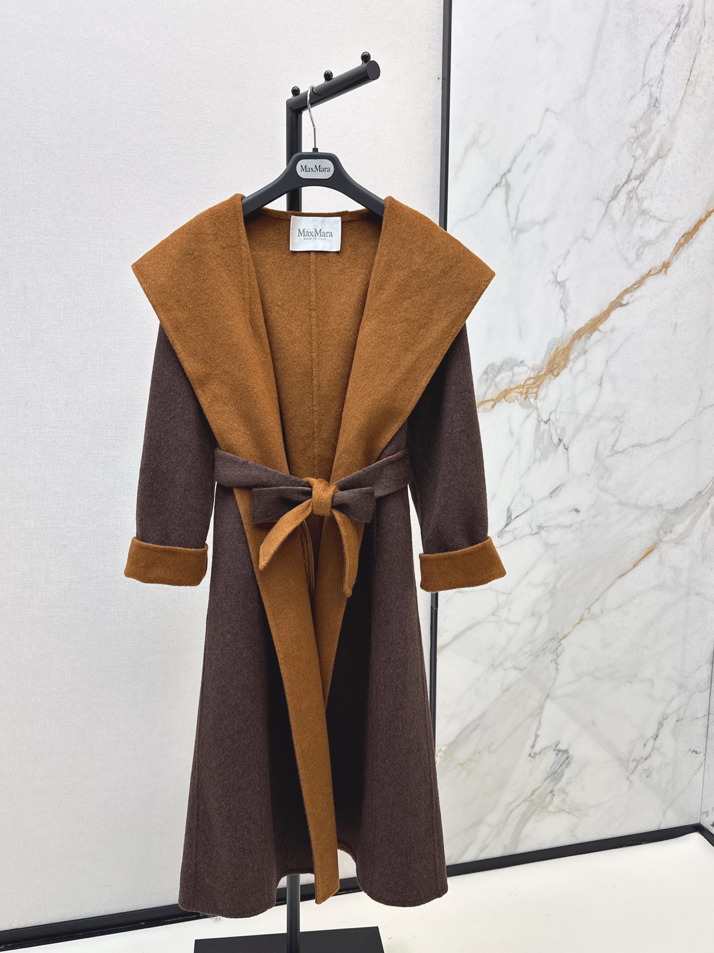 NO:536362,High-end minimalist style outfit with dust bags Max 25Ss————The latest hooded coat coat in autumn and winter is elegant and casual. Customized wool cashmere blended wool fabric has a delicate and soft texture. Pure hand-made edging craftsmanship. Temperament H-style. Minimalist and luxurious. Elegant and intellectual. The style is not picked. Perfect and easy to control. The upper body is extremely elegant and casual. Three-color spot-on sml, Jackets & coats,hats,alexander wang19860909配防尘袋高级极简风穿搭 Max 25Ss————秋冬最新款连帽大衣外套优雅随性 定制羊毛羊绒混纺毛呢面料质感细腻柔软 纯手工包边工艺 气质H版型 极简高奢优雅知性 不挑人版型完美轻松驾驭 上身极致优雅随性高级感 三色现货发售sml,,jackets & coats,hats,alexander wang,Women's clothing