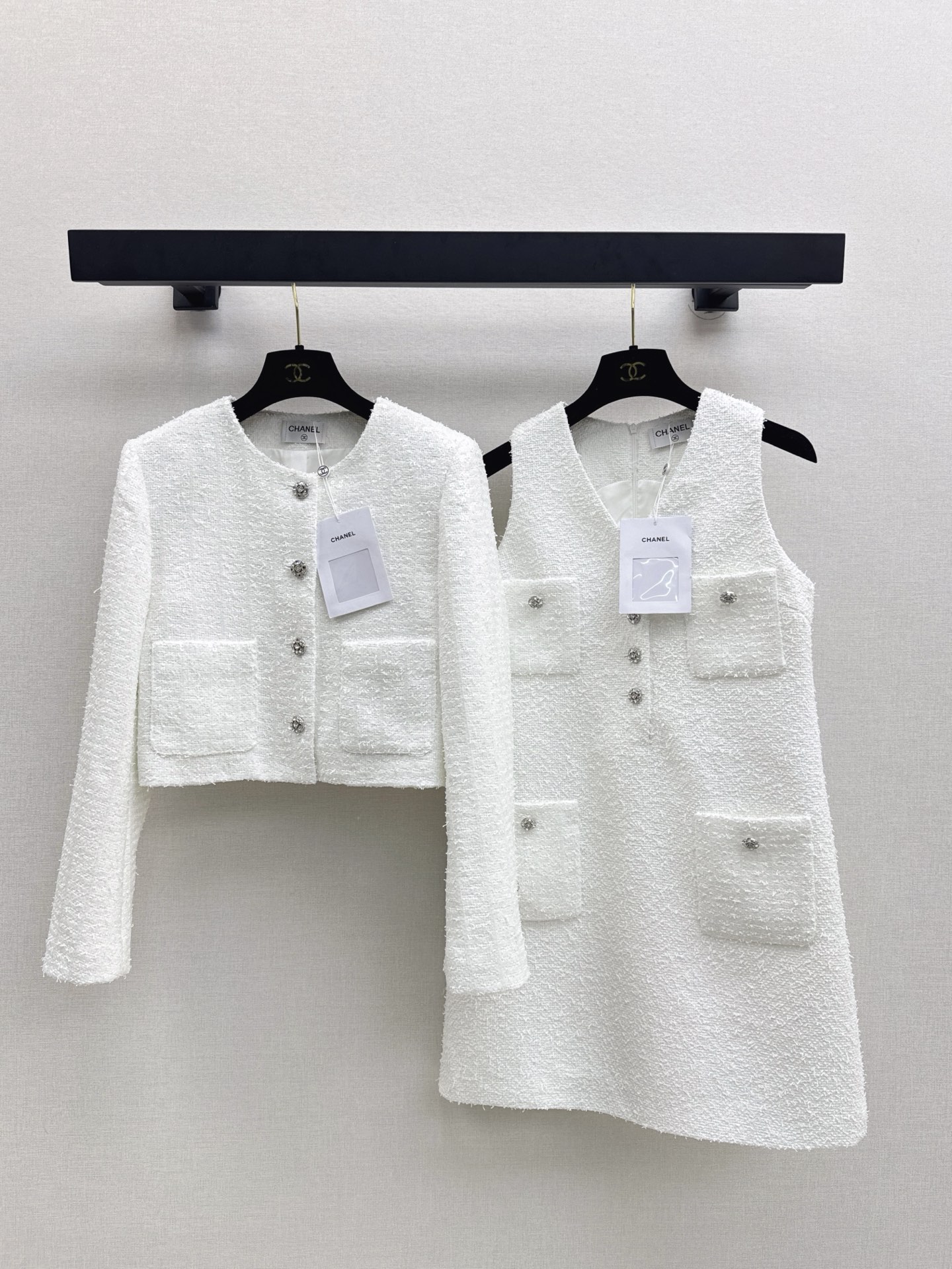 NO:536366,C home 25Ss———The latest small fragrance style white woven tweed long-sleeved jacket in autumn and winter. The beautiful high-end colored yarn knitted fabric is super beautiful. The three-dimensional texture is full of exquisiteness. The upper body has a noble temperament. The custom buckle 3D three-dimensional cut style is huge and slim. The real wear is high and the appearance is higher. French celebrity style is elegant and high-end. A must-have for rich families. One-size-fitting sml, chanel, jackets & coats, alexander wang19860909C家 25Ss———秋冬最新款小香风白色编织粗纺花呢长袖外套 绝美高级彩纱编织面料实物超美 立体肌理感精致感满满 上身自带一种高贵气质 定制扣3D立体剪裁版型巨显瘦 实穿度高颜值也更高 法式名媛风优雅又高级 富家千金必备 一色现货发售sml,,chanel,jackets & coats,alexander wang,Women's clothing