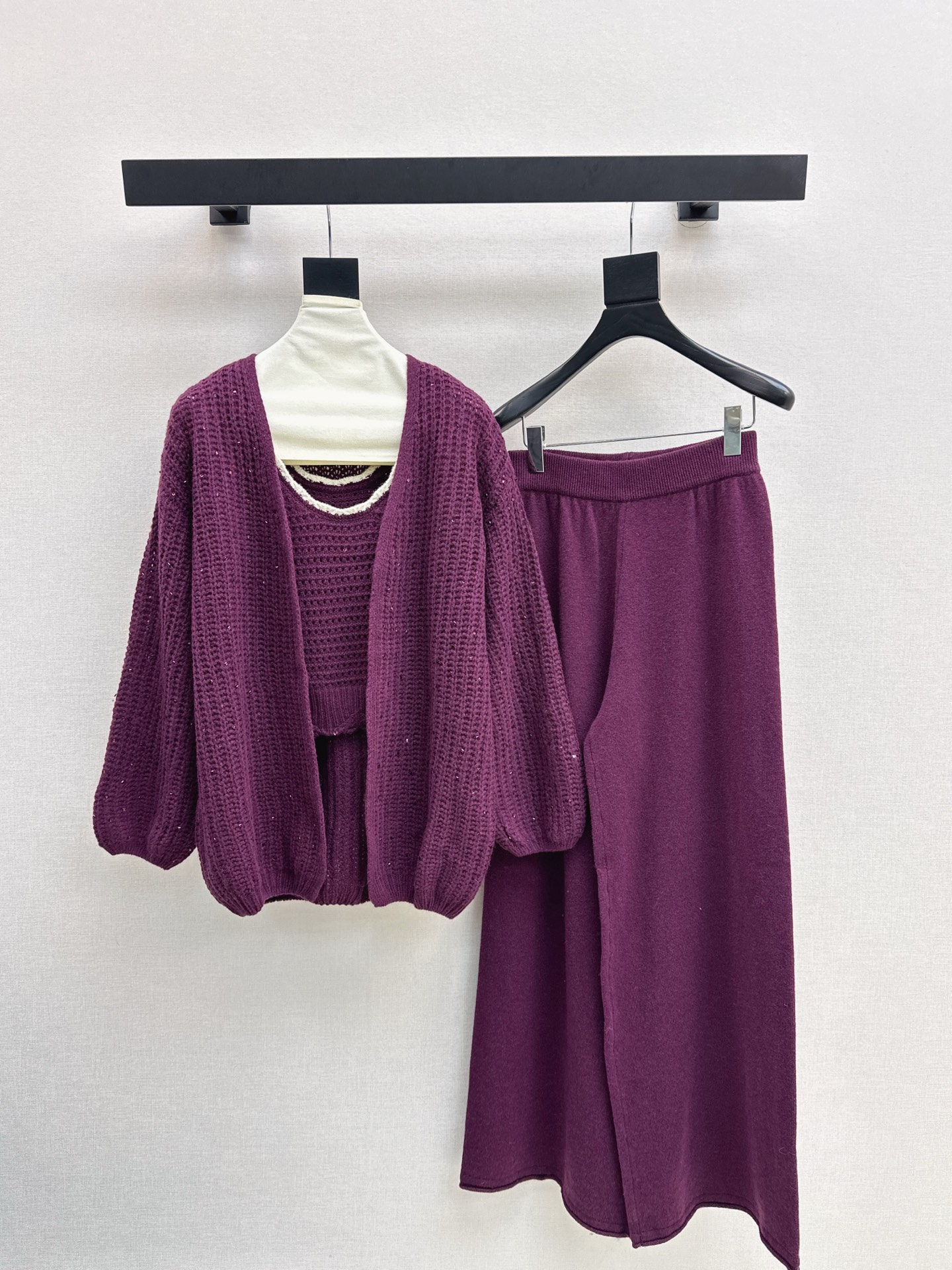 NO:536361,Exclusive Bc 25Ss———The latest lazy minimalist style suit in early autumn. Contrasted color-edged sleeveless vest + loose cardigan + elastic waist straight pants. Exquisite beauty. The overall feeling is particularly simple and elegant. A set of matching gives you a gentle, beautiful and charming feeling. The color and style are impeccable. A must-have set of lazy people looks good no matter how you match it. The fabric is of a unique texture. It uses customized wool fabric. The details are very good. One set is out. Three colors are available in stock. SML, alexander wang.19860909独家款 Bc 25Ss———早秋最新款慵懒极简风套装 撞色边无袖背心+宽松开衫+松紧腰直筒裤 精致美感 整体给人感觉特别的简约大气 一套搭配起来给你人一种温柔美丽动人的感觉 颜色跟版型都无可挑剔 懒人必备一套怎么搭都好看 面料质感一绝 采用的是定制羊毛面料 细节很到位 一套出 三色现货发售sml,,alexander wang,Women's clothing