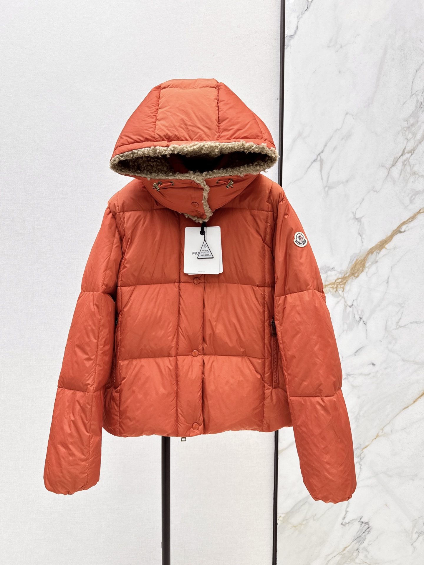 NO:536357,With dust bag Mc 25Ss———New autumn and winter products spliced ​​imitation lamb fur hooded short down jacket jacket with three-dimensional tailoring design, fashionable and handsome, national standard 90 white goose down velvet filling, imported memory silk fabric, soft texture, light and comfortable, imported machine sewn three-dimensional press line technology, original hardware accessories, original standard complete, real heavy and heavy, recommended three-color 0/1/2,, jackets & coats, down jacket, hats, alexander wang19860909配防尘袋Mc 25Ss———秋冬新品拼接仿羊羔毛连帽短款羽绒服外套 立体剪裁版型设计 时髦又帅气 国标90白鹅绒填充 进口记忆丝面料 质感柔软轻盈舒适 进口机缝制立体压线线条工艺 原版五金配件 原唛原标配套齐全 实物重磅有分量 推荐 三色0/1/2,,jackets & coats,down jacket,hats,alexander wang,Women's clothing