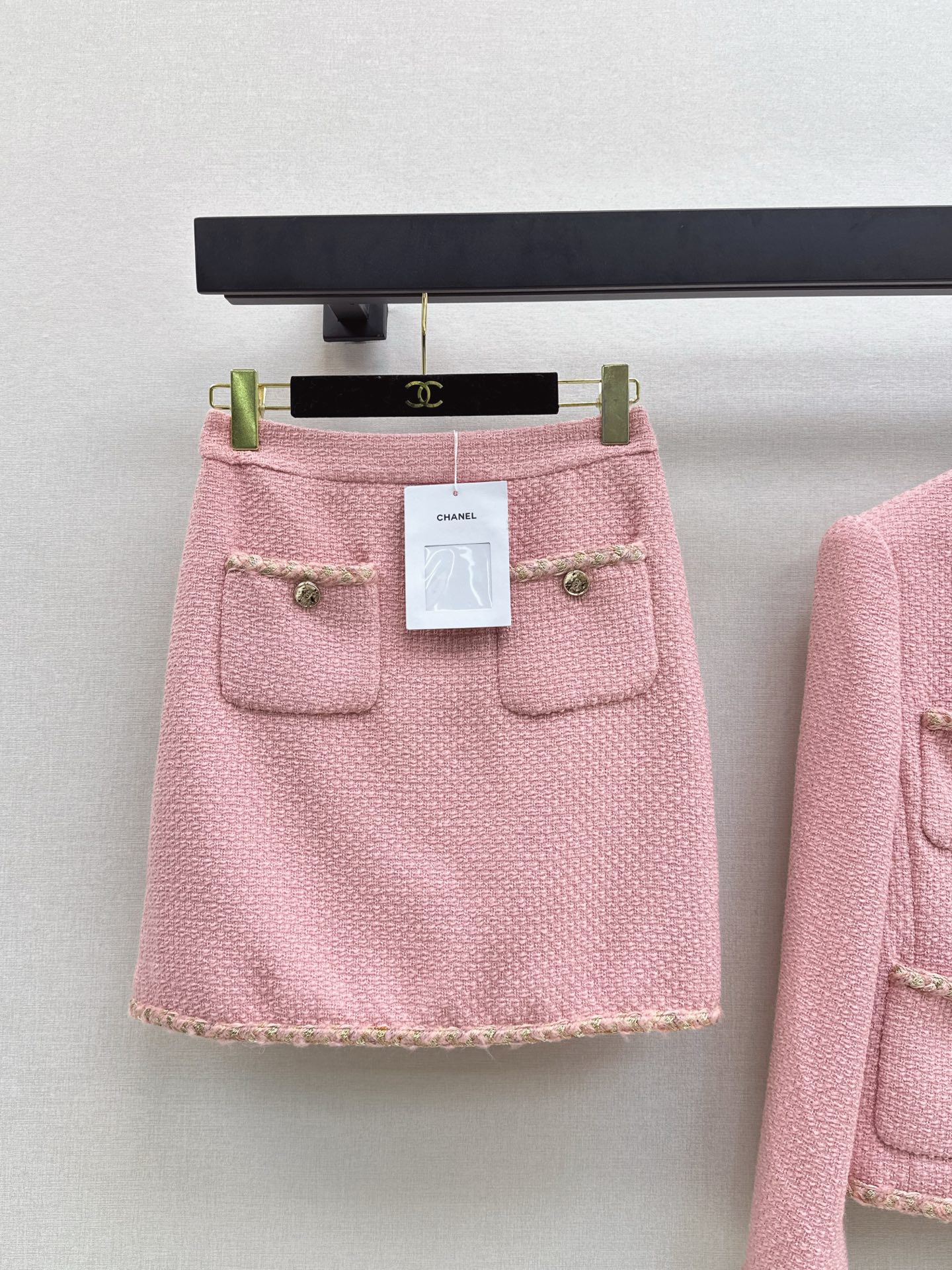 NO:536351,Exclusive model ~ C home 25Ss————The latest celebrity style wool suit in autumn and winter. A set with aura. Four-pocket waist-hugging braided jacket + high-waist skirt. A set that highlights the perfect figure. It uses braided wool fabric with golden buttons. It is very high-end. It is not tacky at all. You can also wear it separately. One-color separate development. SML, Chanel, skirts, jackets & coats, alexander wang.19860909独家款～ C家 25Ss————秋冬最新款名媛风气质粗呢套装 敲有气场的一套 四口袋收腰编织外套+高腰半裙 凸显完美身材的一套 采用编织粗呢面料 搭配金色扣子 很高级 一点也不俗气 还可以分开搭配穿 一色分开发 现货发售sml,,chanel,skirts,jackets & coats,alexander wang,Women's clothing