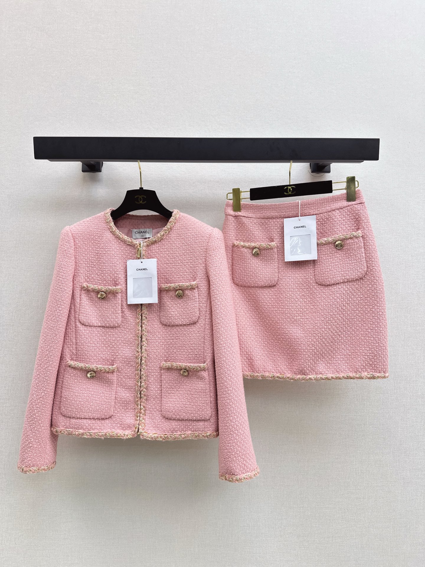 NO:536347,Exclusive model ~ C home 25Ss————The latest socialite style thick tweed suit in autumn and winter. A set with aura. Four-pocket waist-hugging braided jacket + high-waist skirt. A set that highlights the perfect figure. It uses braided tweed fabric with golden buttons. It is very high-end. It is not tacky at all. You can also wear it separately. One-color separate development. SML is available in stock. In addition, chanel, skirts, jackets & coats, alexander wang19860909独家款～ C家 25Ss————秋冬最新款名媛风气质粗呢套装 敲有气场的一套 四口袋收腰编织外套+高腰半裙 凸显完美身材的一套 采用编织粗呢面料 搭配金色扣子 很高级 一点也不俗气 还可以分开搭配穿 一色分开发 现货发售sml 外,,chanel,skirts,jackets & coats,alexander wang,Women's clothing