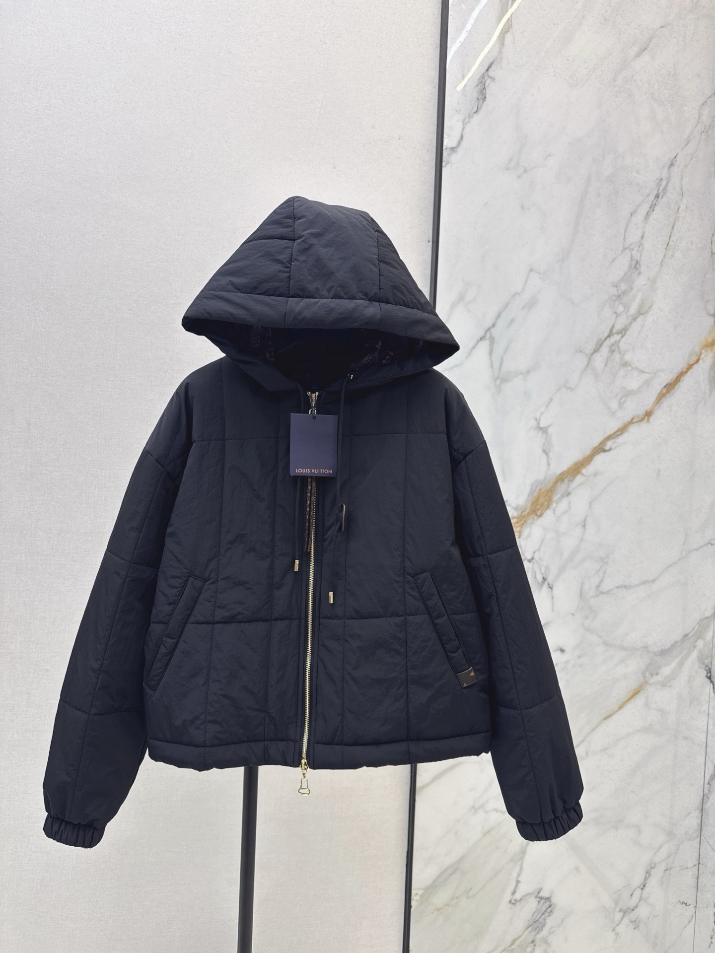 NO:544551,L Home 25Ss———The latest autumn and winter MONOGRAM presbyterian lining hooded cotton jacket custom memory silk windproof fabric excellent texture, hem drawstring adjustment design sports girl style hooded classic fashionable and high-end versatile and not picky about people, huge slim on the upper body, highly recommended casual temperament items Customized hardware accessories Two colors are available for sale in stock smlxl,,louis vuitton,jackets & coats,hats,alexander wang19860909L家 25Ss————秋冬最新款MONOGRAM老花里衬连帽棉服外套定制记忆丝防风面料质感超赞 下摆抽绳调节设计运动少女风 连帽经典时髦又高级 百搭不挑人上身巨显瘦 强烈推荐休闲气质单品 定制五金配件 两色现货发售smlxl,,louis vuitton,jackets & coats,hats,alexander wang,Women's clothing