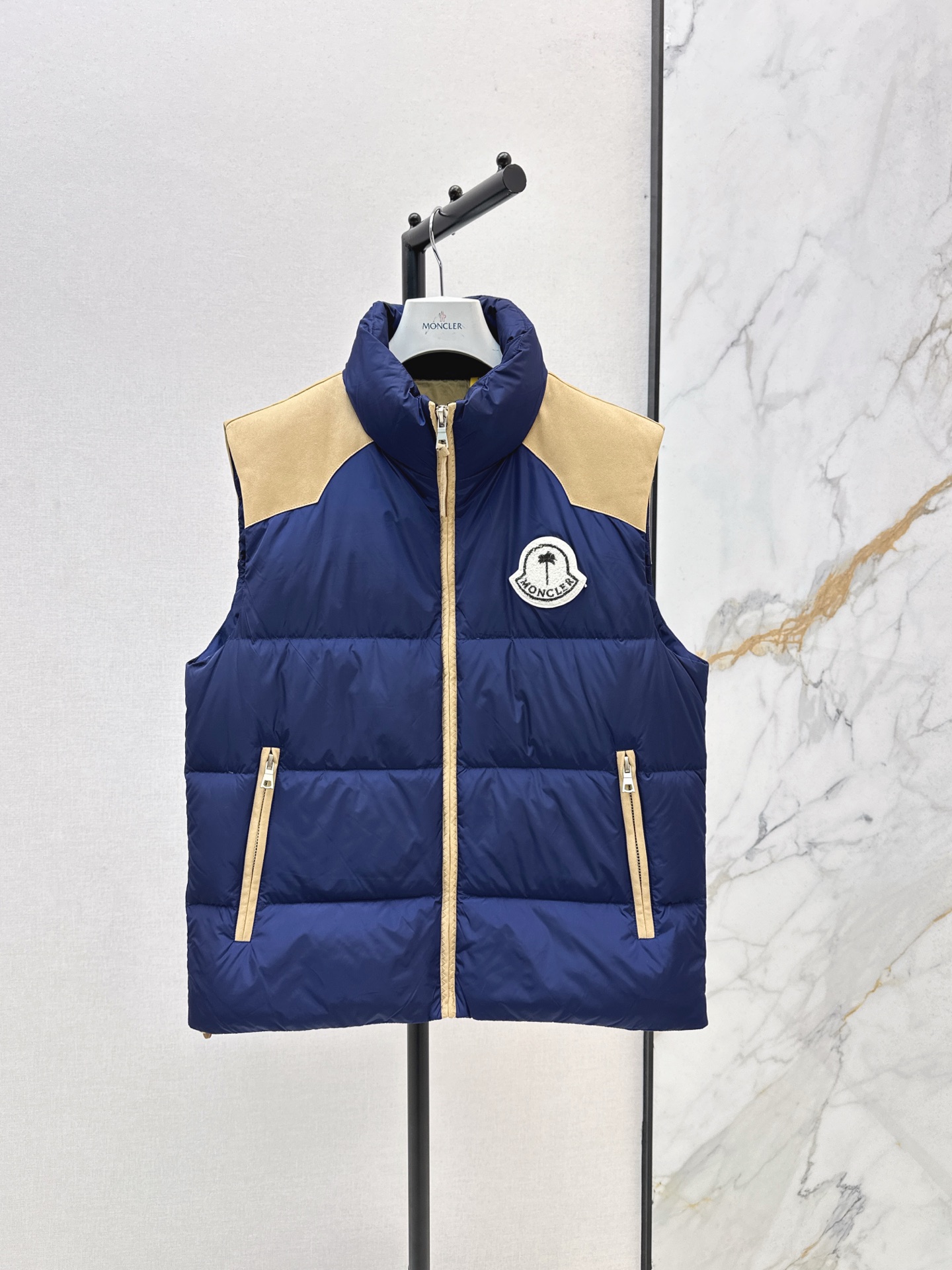 NO:544573,With dust bag Mc 25Ss———The latest style of styling and scenting down vest jacket, classic and high-end classic style, positioning and three-dimensional tailoring, a rare model!  Super warm, soft and delicate, thick, warm and stylish, essential for winter, two colors are available in stock 48/50/52/54/56,,jackets & coats,down jacket,alexander wang19860909配防尘袋Mc 25Ss————秋冬最新款拼接做法羽绒马甲外套经典高级 经典造型 定位立体剪裁 不可多得的一款！ 超保暖 柔软细腻 厚实保暖超有型 冬季必备 两色现货发售48/50/52/54/56,,jackets & coats,down jacket,alexander wang,Women's clothing