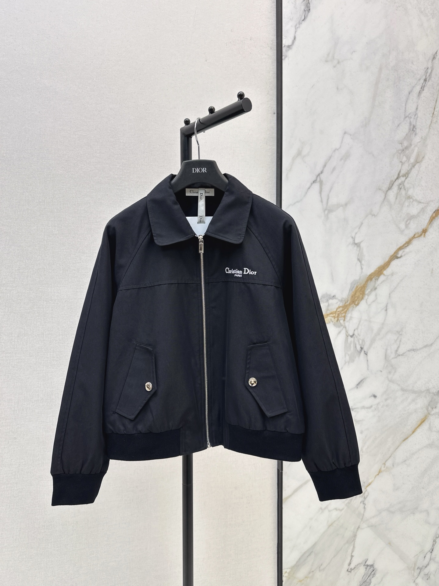 NO:544565,CD 25Ss————The latest logo embroidered decorative jacket in autumn and winter. The whole piece is three-dimensional cut. All-round exquisite upper body makes it super cover flesh to make it look slimming. Wearing a refreshing and fashionable sense of high-end. Everyday elegant and fashionable. Very good color. The fabric is high-end and textured. Two colors are available for sale in stock. SML, Jackets & coats, Jackets & coats, alexander wang19860909CD 25Ss————秋冬最新款logo刺绣装饰夹克外套 整件立体剪裁 全方位精致做上身超级遮肉显瘦 穿出清爽时髦的高级感 日常优雅又时髦巨百搭 颜色很好看 面料高级又有质感 两色现货发售sml,,jackets & coats,jackets & coats,alexander wang,Women's clothing