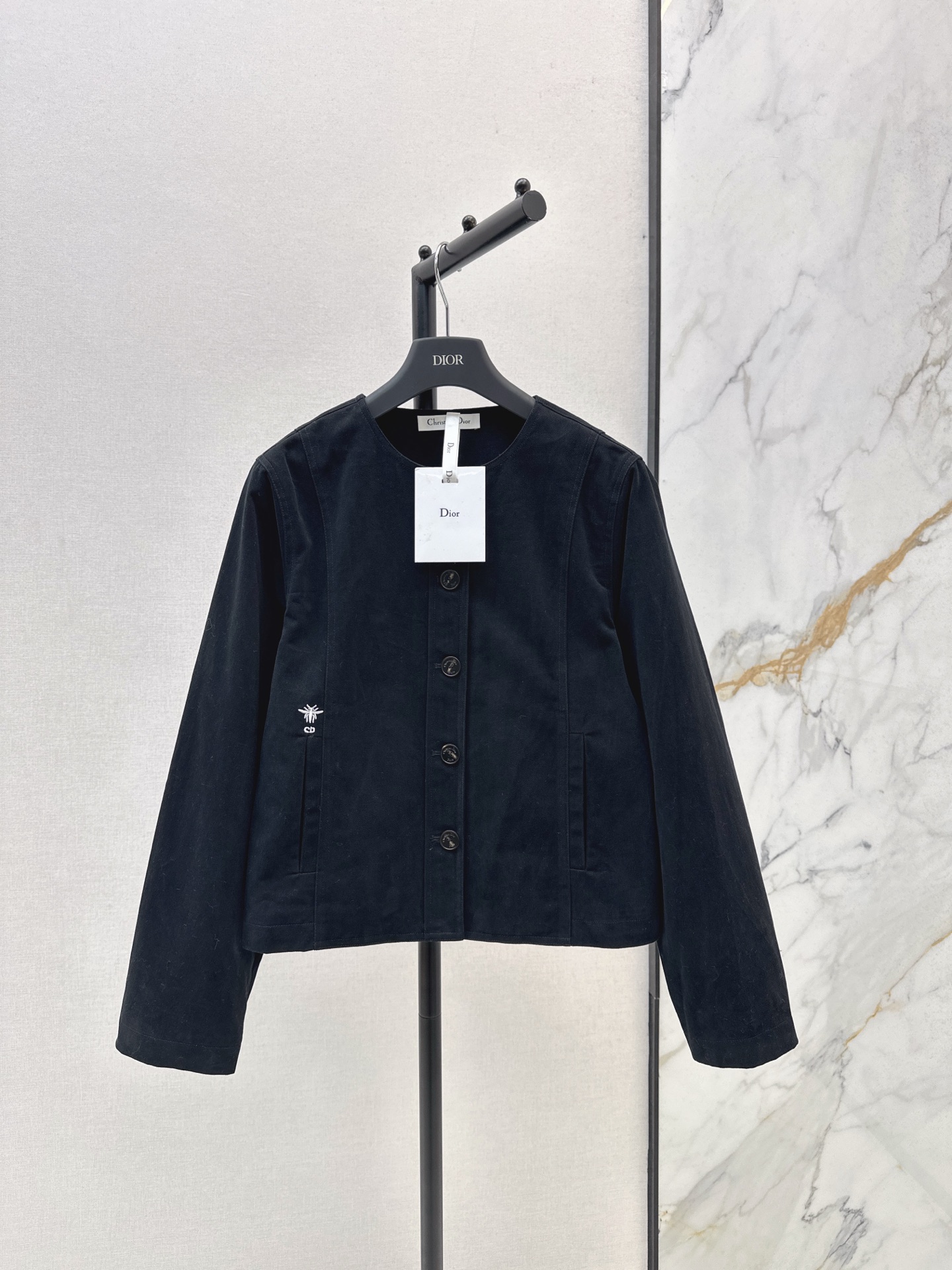 NO:544560,CD 25Ss———The latest bee embroidered round neck jacket in autumn and winter is a minimalist and high-end suit jacket with minimalist style cut and high-end detailing. It uses wool-blend fabric. It looks so good when wearing a shirt. High-end commuter. Two-color spot-on sml 00,,jackets & coats,shirts,business suit,alexander wang19860909CD 25Ss————秋冬最新款蜜蜂刺绣圆领外套是极简又高级的一件西装外套 极简版型剪裁 很高级的细节感 采用羊毛混纺面料 搭配衬衫穿法太好看了 高阶通勤 两色现货发售sml 00,,jackets & coats,shirts,business suit,alexander wang,Women's clothing