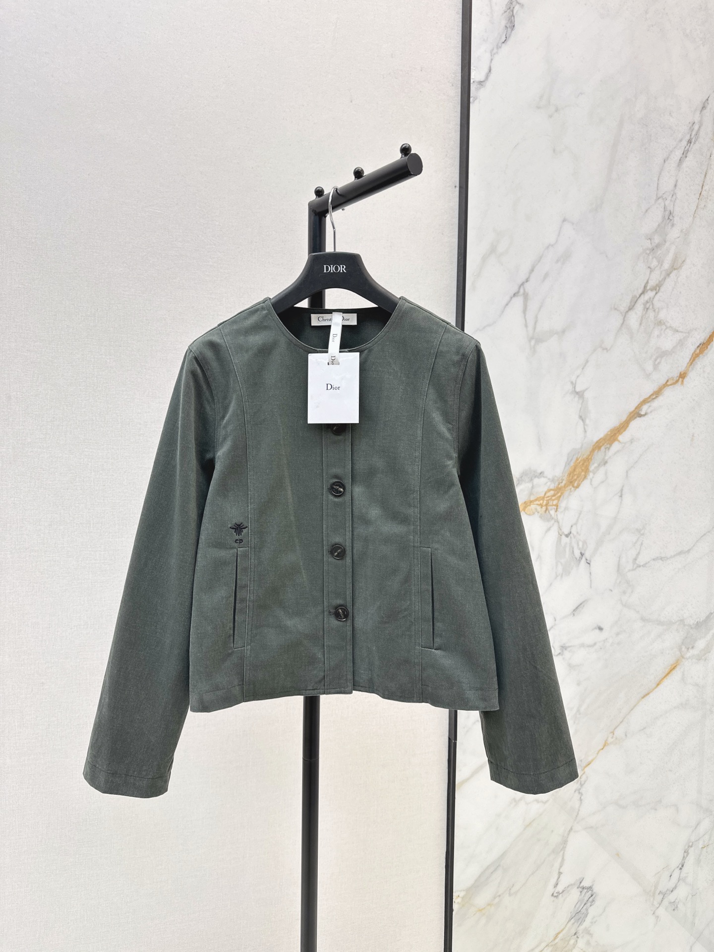 NO:544555,CD 25Ss————The latest bee embroidered round neck jacket in autumn and winter is a minimalist and high-end suit jacket with minimalist style and tailoring. Very high-end detail. It uses wool-blend fabric. It looks so good when wearing a shirt. High-end commuter. Two-color spot-on sml,,jackets & coats,shirts,business suit,alexander wang19860909CD 25Ss————秋冬最新款蜜蜂刺绣圆领外套是极简又高级的一件西装外套 极简版型剪裁 很高级的细节感 采用羊毛混纺面料 搭配衬衫穿法太好看了 高阶通勤 两色现货发售sml,,jackets & coats,shirts,business suit,alexander wang,Women's clothing