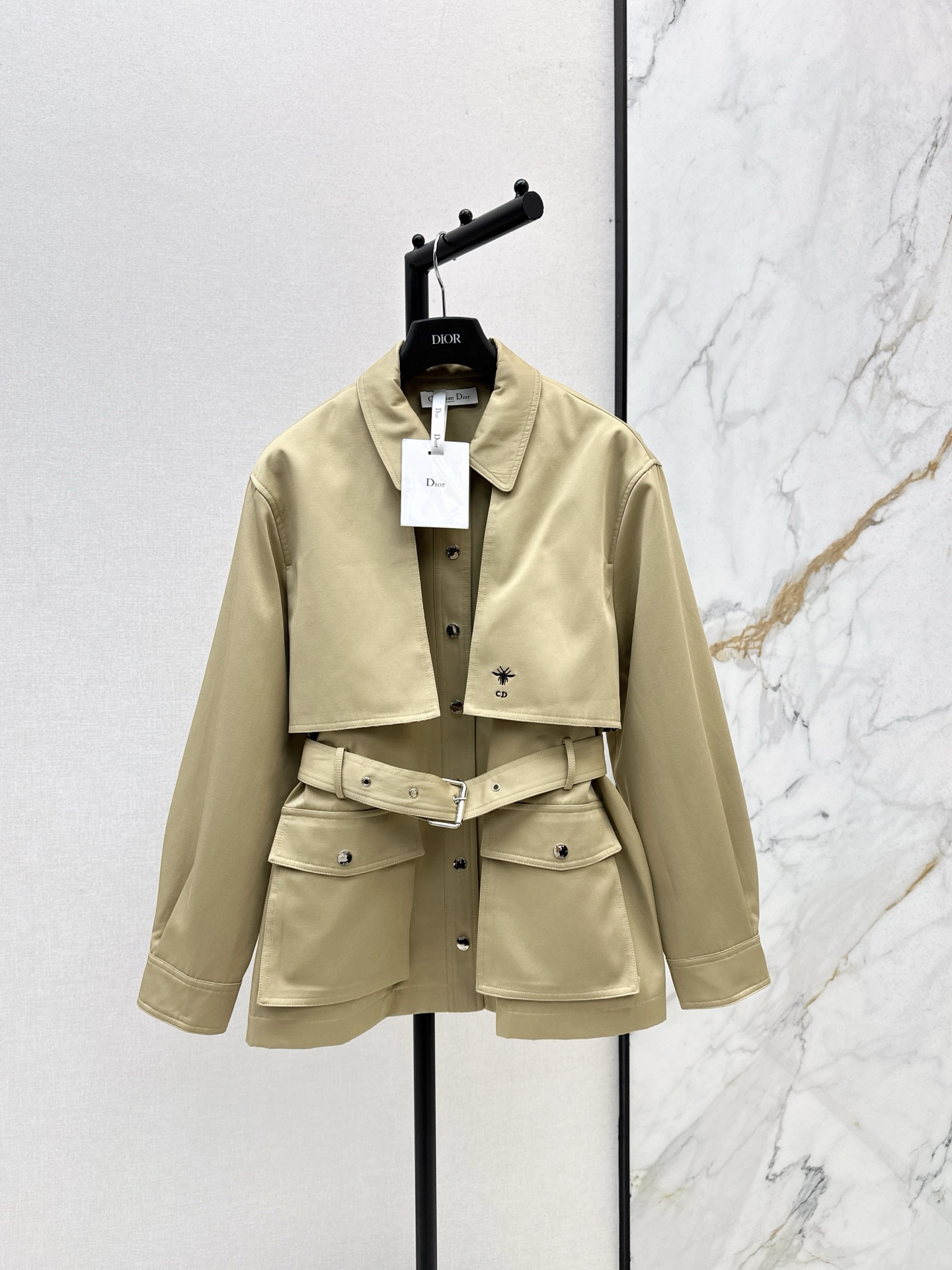 NO:544550,CD 25Ss————The latest autumn and winter embroidered bee waist coat has British style and classic design. The upper body is exquisite and capable, and it can be matched easily. Customized imported fabrics are crisp and stylish, full of high-end and full of texture. Two colors are available for sale sml,,jackets & coats,alexander wang19860909CD 25Ss————秋冬最新款刺绣蜜蜂收腰外套英伦风气质 经典款设计 上身精致又干练得体,搭配起来随心应手 定制的进口面料挺括有型 满满的高级感 质感十足 两色现货发售sml,,jackets & coats,alexander wang,Women's clothing