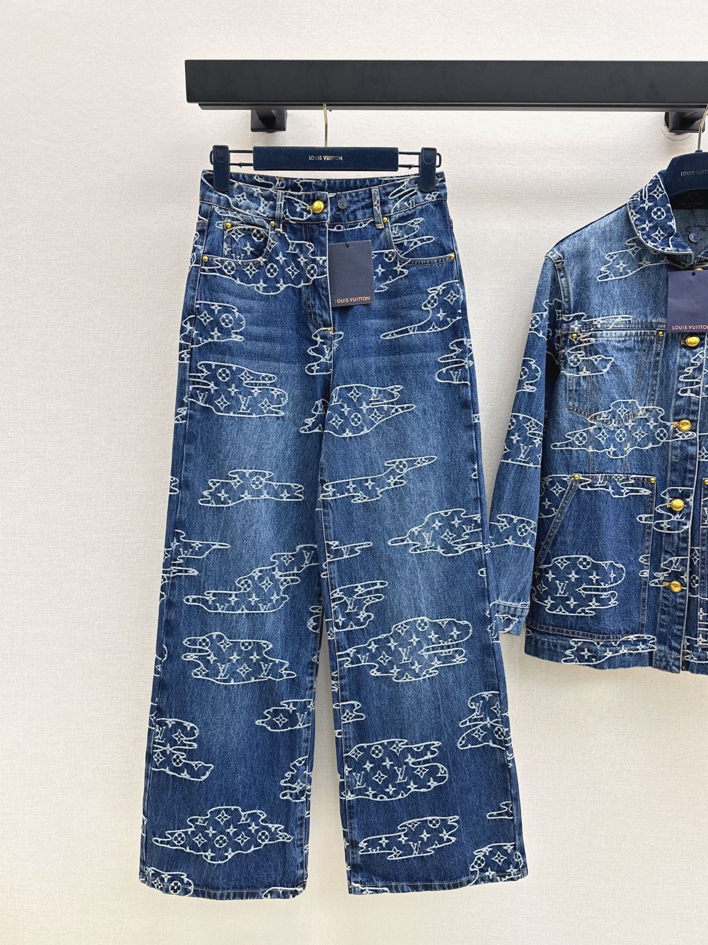 NO:544588,L Family 25Ss————The latest autumn and winter MONOGRAM cloud jacquard logo denim trousers, classic straight-leg trousers, fashionable and high-end, original customized denim denim fabric, classic mid-high waist straight-leg trousers, versatile, not flattering, slimming, highly recommended casual temperament items, custom hardware accessories, leather tags, one color ready for sale sml,, louis vuitton, alexander wang19860909L家 25Ss————秋冬最新款MONOGRAM云朵提花logo牛仔长裤经典直筒裤型时髦又高级 原版定制丹宁牛仔面料 经典中高腰直筒裤形百搭不挑人上身巨显瘦 强烈推荐休闲气质单品 定制五金配件皮牌 一色现货发售sml,,louis vuitton,alexander wang,Women's clothing