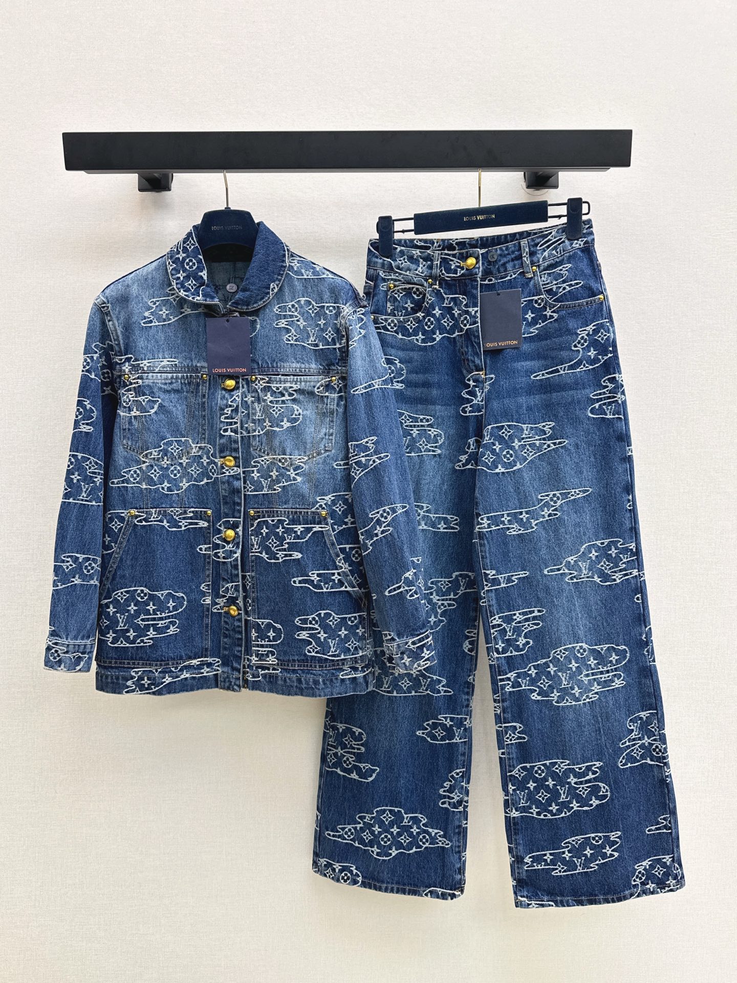NO:544584,L family 25Ss————The latest autumn and winter MONOGRAM cloud jacquard logo denim jacket Peter Pan small collar classic straight jacket is fashionable and high-end Original customized denim denim fabric19860909L家 25Ss————秋冬最新款MONOGRAM云朵提花logo牛仔夹克外套彼得潘小领经典直筒夹克时髦又高级 原版定制丹宁牛仔面料 H宽松版型百搭不挑人 上身巨显瘦 强烈推荐休闲气质单品 定制五金配件皮牌 一色现货发售sml,,louis vuitton,jackets & coats,jackets & coats,alexander wang,Women's clothing