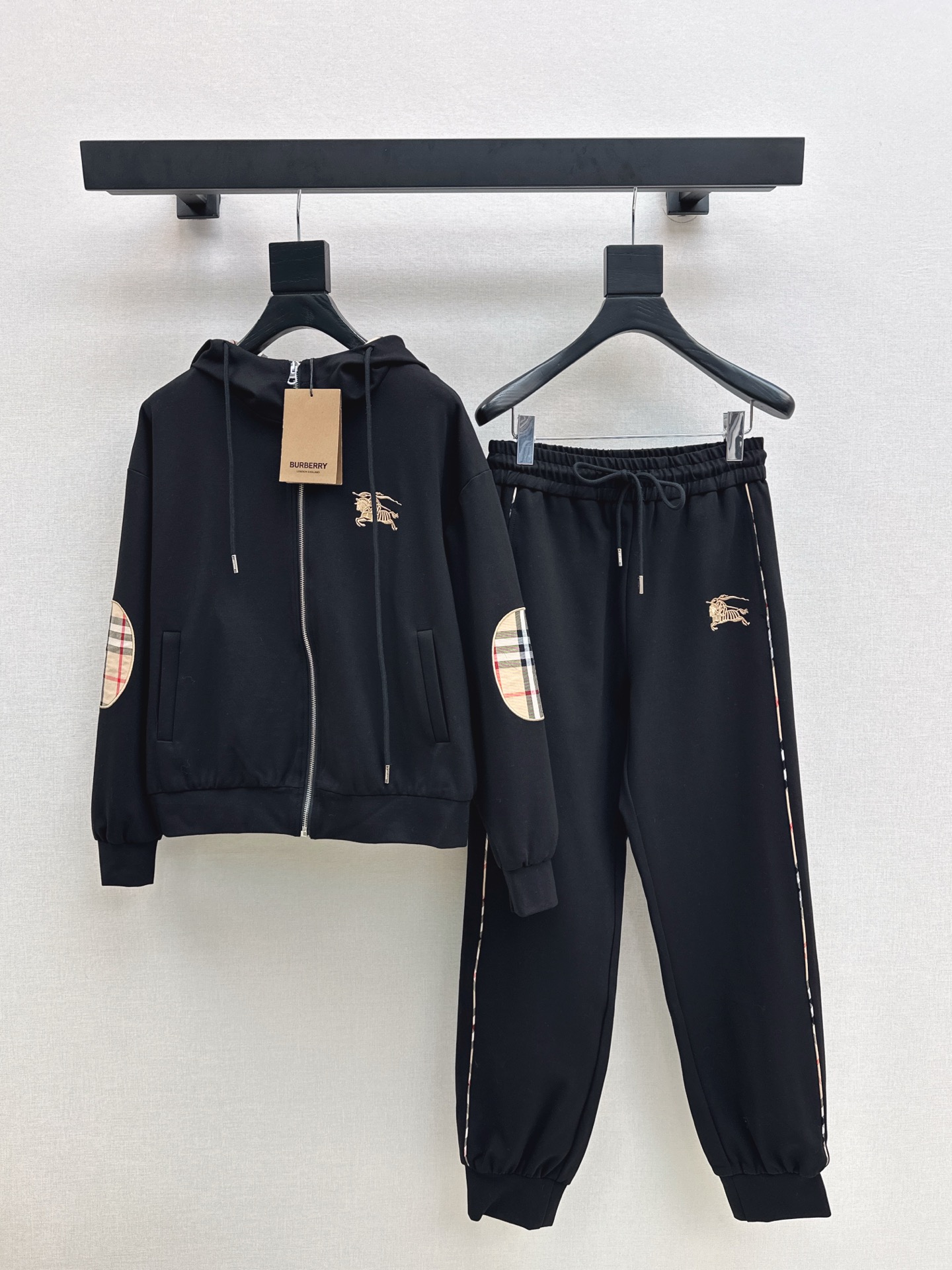 NO:544578,Bur 25Ss———The latest autumn and winter war horse embroidered casual suits, hooded jacket + elastic waist casual pants, customized imported density fabric, thick texture, every small detail pays great attention to the right sense of high-end, three-dimensional tailoring, making the upper body of the ready-to-wear more refined and fashionable, open mold custom hardware buckle, one set, one color is available in stock, sml, burberry, jackets & coats, hats, alexander wang19860909Bur 25Ss————秋冬最新款战马刺绣休闲套装 连帽外套+松紧腰休闲裤 定制进口密度面料材质厚实 有斜纹肌理感 每个小细节都非常注重 恰到好处的高级感 立体剪裁 让成衣上身更为精致洋气 开模定制五金扣 一套出 一色现货发售sml,,burberry,jackets & coats,hats,alexander wang,Women's clothing