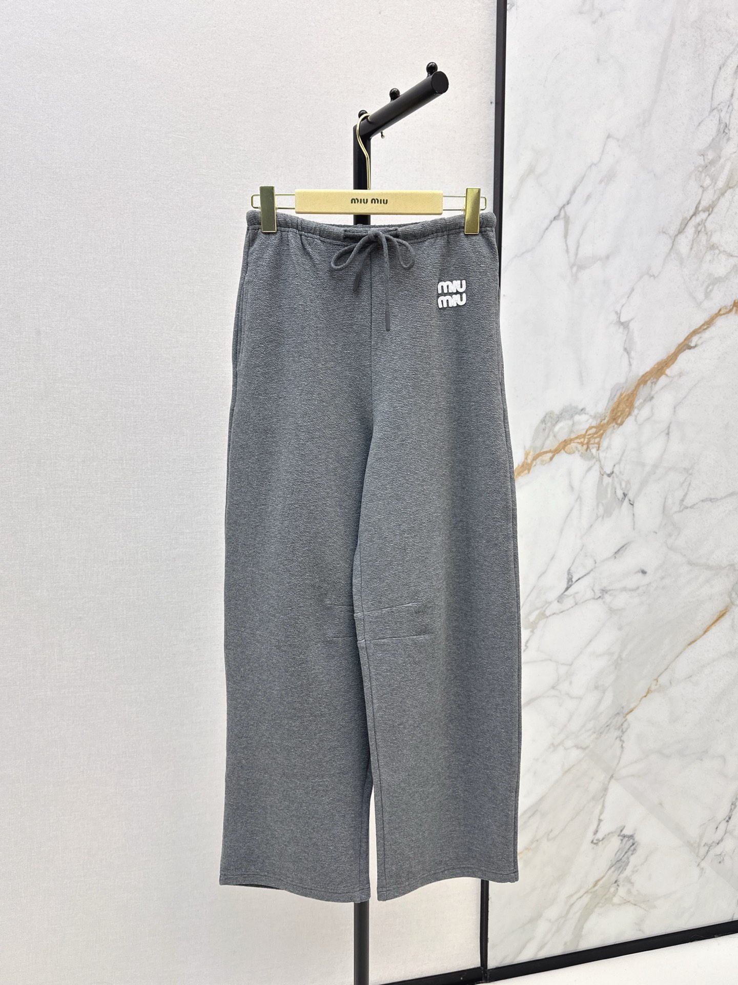 NO:544572,Exclusive first launch Miu 25Ss————The latest casual sweatpants in autumn and winter. No matter what leg shape it is, the upper body is completely hidden. Super modified leg shape. The visual feel is 1.8 meters tall. It is absolutely eye-catching. The elastic waist and wide-leg style has a lazy and casual style. Three colors are available in stock. SML, miumiu, alexander wang19860909独家首发 Miu 25Ss————秋冬最新款休闲卫裤 不管是什么腿型 上身都妥妥的藏肉 超级修饰腿型 一米八即视感 妥妥吸睛 松紧腰阔腿的版型 有种慵懒随意范 三色现货发售sml,,miumiu,alexander wang,Women's clothing