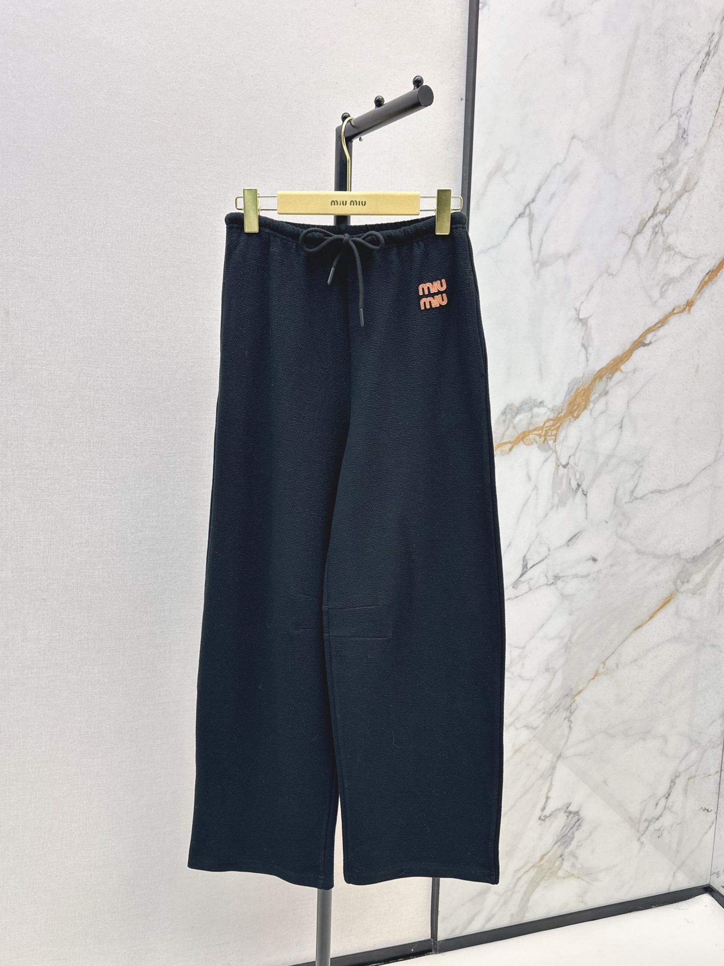 NO:544569,Exclusive first launch Miu 25Ss————The latest casual sweatpants in autumn and winter. No matter what leg shape it is, the upper body is completely hidden. Super modified leg shape. The visual feel is 1.8 meters tall. It is absolutely eye-catching. The elastic waist and wide-leg style has a lazy and casual style. Three colors are available in stock. SML, miumiu, alexander wang19860909独家首发 Miu 25Ss————秋冬最新款休闲卫裤 不管是什么腿型 上身都妥妥的藏肉 超级修饰腿型 一米八即视感 妥妥吸睛 松紧腰阔腿的版型 有种慵懒随意范 三色现货发售sml,,miumiu,alexander wang,Women's clothing