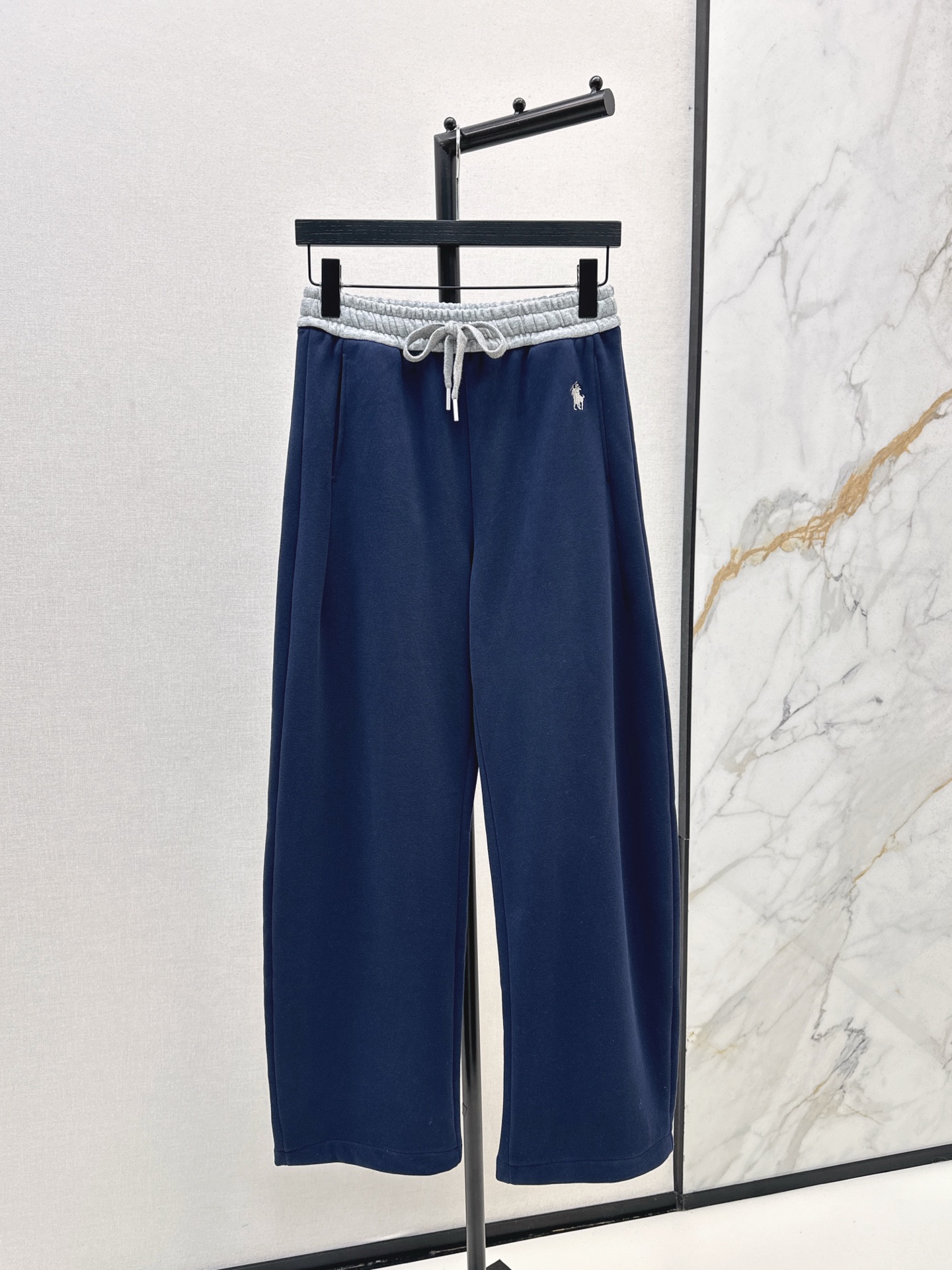 NO:544564,Exclusive first launch RL 25Ss————The latest casual sweatpants in autumn and winter. No matter what leg shape it is, the upper body is completely hidden. Super modified leg shape. The visual feel is 1.8 meters tall. It is absolutely eye-catching. The elastic waist and wide-leg style has a lazy and casual style. Adding sued fabric to keep warm online. Four colors are available for sale in stock. Alexander wang19860909独家首发 RL 25Ss————秋冬最新款休闲卫裤 不管是什么腿型 上身都妥妥的藏肉 超级修饰腿型 一米八即视感 妥妥吸睛 松紧腰阔腿的版型 有种慵懒随意范 加绒面料保暖在线 四色现货发售sml,,alexander wang,Women's clothing