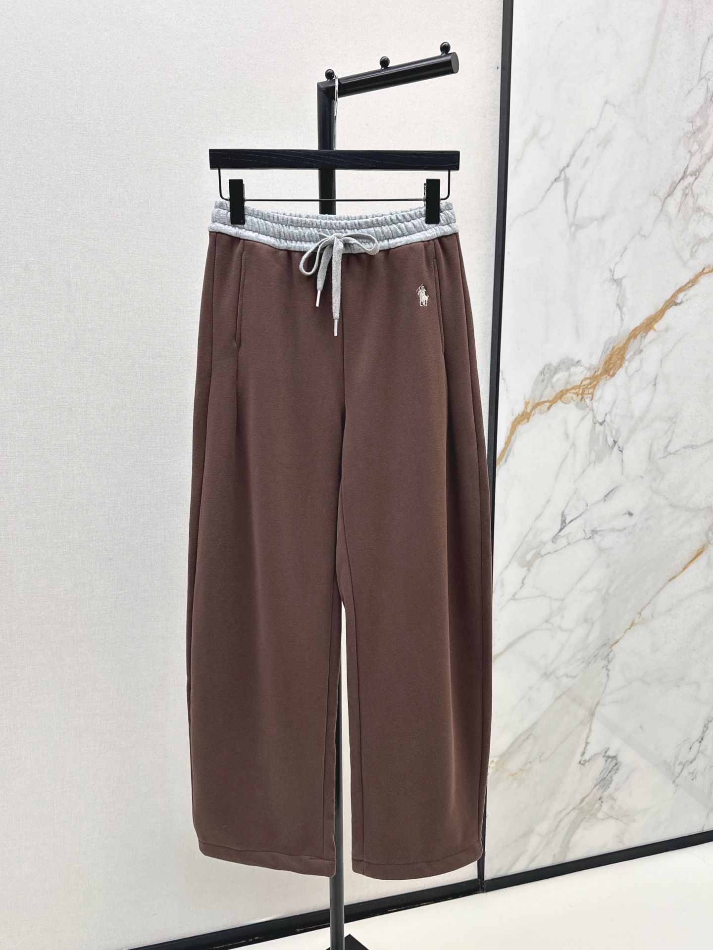 NO:544559,Exclusive first launch RL 25Ss————The latest casual sweatpants in autumn and winter. No matter what leg shape it is, the upper body is completely hidden. Super modified leg shape. The visual feel is 1.8 meters tall. It is absolutely eye-catching. The elastic waist and wide-leg style has a lazy and casual style. Adding sued fabric to keep warm online. Four colors are available for sale in stock. Alexander wang19860909独家首发 RL 25Ss————秋冬最新款休闲卫裤 不管是什么腿型 上身都妥妥的藏肉 超级修饰腿型 一米八即视感 妥妥吸睛 松紧腰阔腿的版型 有种慵懒随意范 加绒面料保暖在线 四色现货发售sml,,alexander wang,Women's clothing