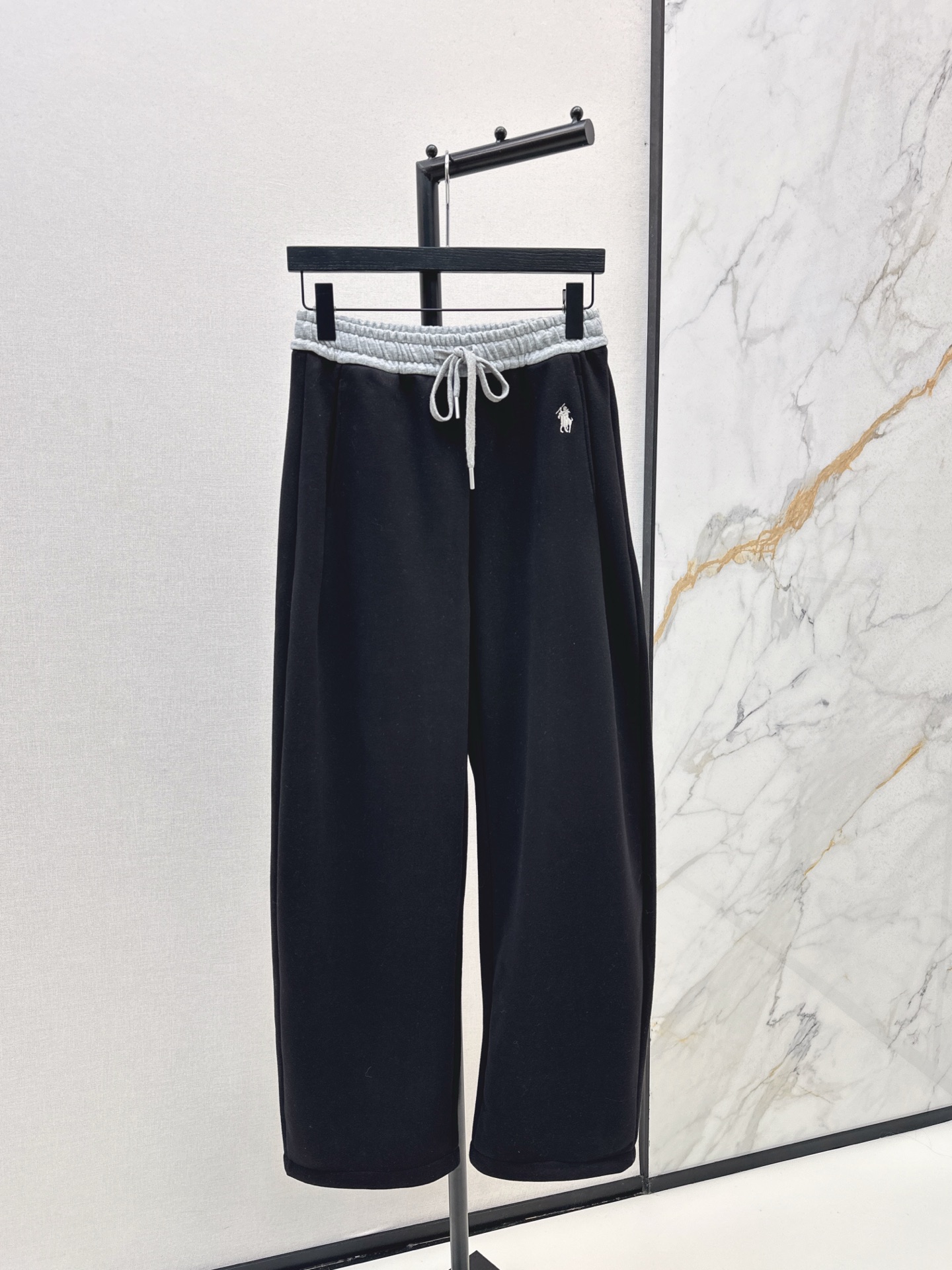 NO:544554,Exclusive first launch RL 25Ss————The latest casual sweatpants in autumn and winter. No matter what leg shape it is, the upper body is completely hidden. Super modified leg shape. The visual feel is 1.8 meters tall. It is absolutely eye-catching. The elastic waist and wide-leg style has a lazy and casual style. Adding sued fabric to keep warm online. Four colors are available for sale in stock. Alexander wang19860909独家首发 RL 25Ss————秋冬最新款休闲卫裤 不管是什么腿型 上身都妥妥的藏肉 超级修饰腿型 一米八即视感 妥妥吸睛 松紧腰阔腿的版型 有种慵懒随意范 加绒面料保暖在线 四色现货发售sml,,alexander wang,Women's clothing