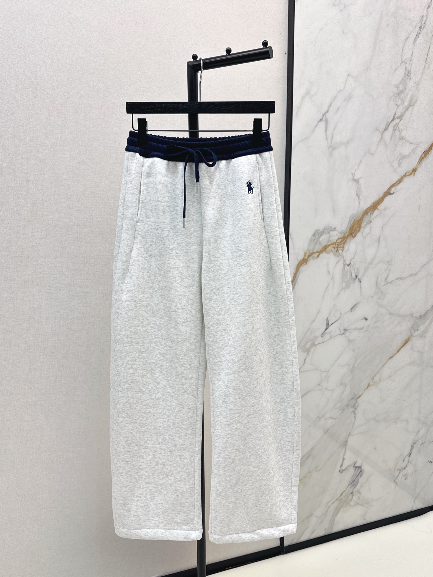 NO:544549,Exclusive first launch RL 25Ss————The latest casual sweatpants in autumn and winter. No matter what leg shape it is, the upper body is completely hidden. Super modified leg shape. The visual feel is 1.8 meters tall. It is absolutely eye-catching. The elastic waist and wide-leg style has a lazy and casual style. Adding sued fabric to keep warm online. Four colors are available for sale in stock. Alexander wang19860909独家首发 RL 25Ss————秋冬最新款休闲卫裤 不管是什么腿型 上身都妥妥的藏肉 超级修饰腿型 一米八即视感 妥妥吸睛 松紧腰阔腿的版型 有种慵懒随意范 加绒面料保暖在线 四色现货发售sml,,alexander wang,Women's clothing