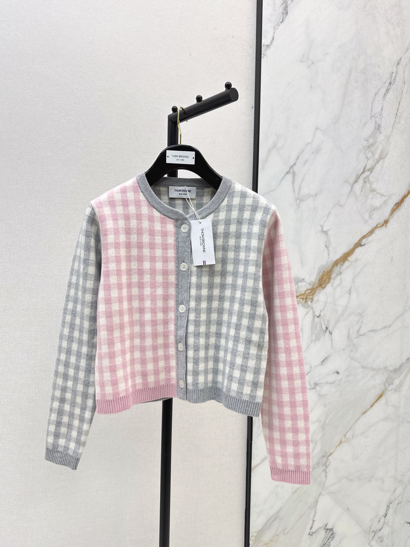 NO:544538,Age-reducing college style TB 25Ss—————The latest plaid color-blocking method for early autumn round-neck wool cardigan 100% wool content yarn customized. The style is slightly loose. The upper body is very casual and lazy. One color is available in stock. Alexander wang19860909减龄学院风 TB 25Ss————早秋最新款格纹拼色做法圆领羊毛开衫 百分百羊毛含量纱线 定制的 版型属于微宽松 上身很有随性慵懒范 一色现货发售sml,,alexander wang,Women's clothing