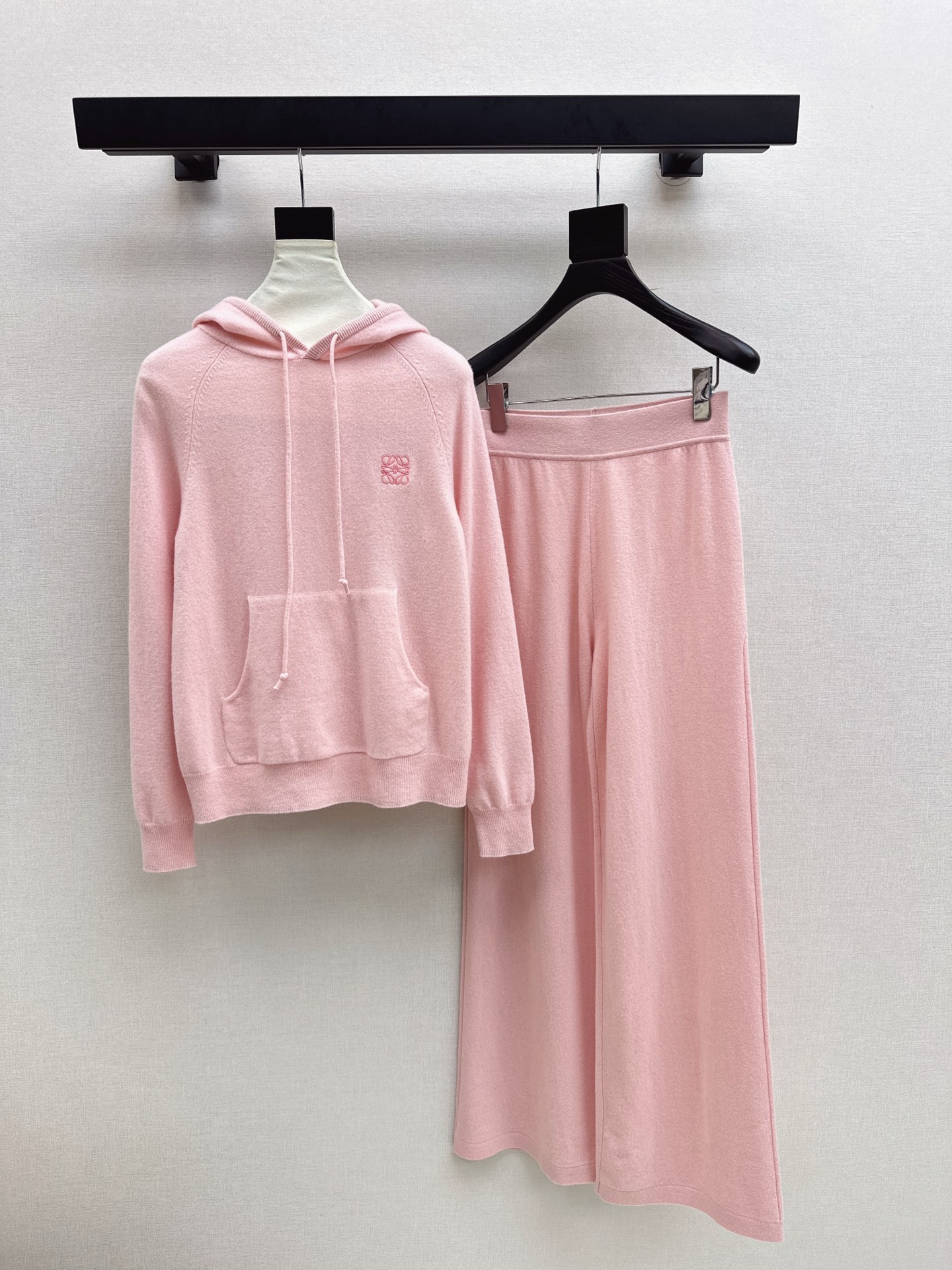 NO:544521,Exclusive Loe 25Ss————The latest knitted suit for early autumn, classic logo embroidered hooded sweater + elastic waist straight pants, exquisite beauty, overall feeling, special simplicity and atmospheric, one set matches you with a gentle, beautiful and charming feeling, the color and style are impeccable, the must-have set looks good no matter how you match it, the fabric is of a unique texture, custom wool fabric, the details are very good, one set is out, two colors are on sale in stock,,loewe, sweaters, hats, alexander wang19860909独家款 Loe 25Ss———早秋最新款针织套装 经典logo刺绣连帽毛衣+松紧腰直筒裤 精致美感 整体给人感觉特别的简约大气 一套搭配起来给你人一种温柔美丽动人的感觉 颜色跟版型都无可挑剔 懒人必备一套怎么搭都好看 面料质感一绝 采用的是定制羊毛面料 细节很到位 一套出 两色现货发售sml,,loewe,sweaters,hats,alexander wang,Women's clothing