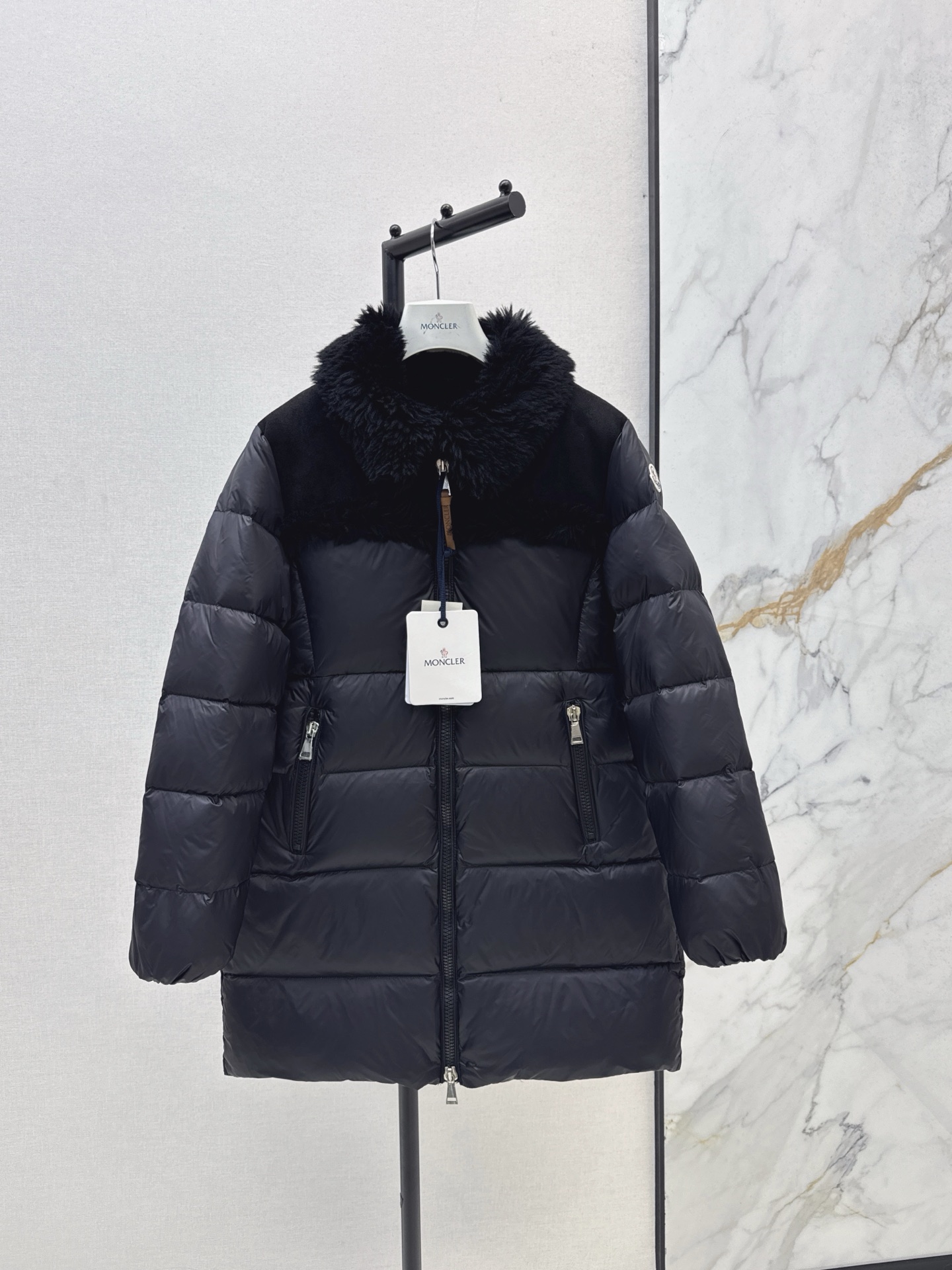 NO:544517,With dust bag Mc 25Ss———The latest lamb fur collar spliced ​​shoulder mid-length down jacket in autumn and winter. Custom-developed hardware accessories are all detailed in place. The waist-hugging perfect version is excellent. The goddess must have. It is versatile and fashionable and handsome. National standard 90 white goose down filling. Memory silk fabric has a straight and stylish texture. Warm and refuse to be bloated. Three standards are complete. Recommended. One color 0/1/2,, down jacket, alexander wang.19860909配防尘袋Mc 25Ss———秋冬最新款羊羔毛毛领拼接肩中长款羽绒服 定制开发五金配件所有细节处理全面到位 收腰完美版型上身效果超赞 女神必备 百搭时髦又帅气 国标90白鹅绒填充 记忆丝面料质感立挺有型 保暖拒绝臃肿 三标齐全 推荐 一色0/1/2,,down jacket,alexander wang,Women's clothing