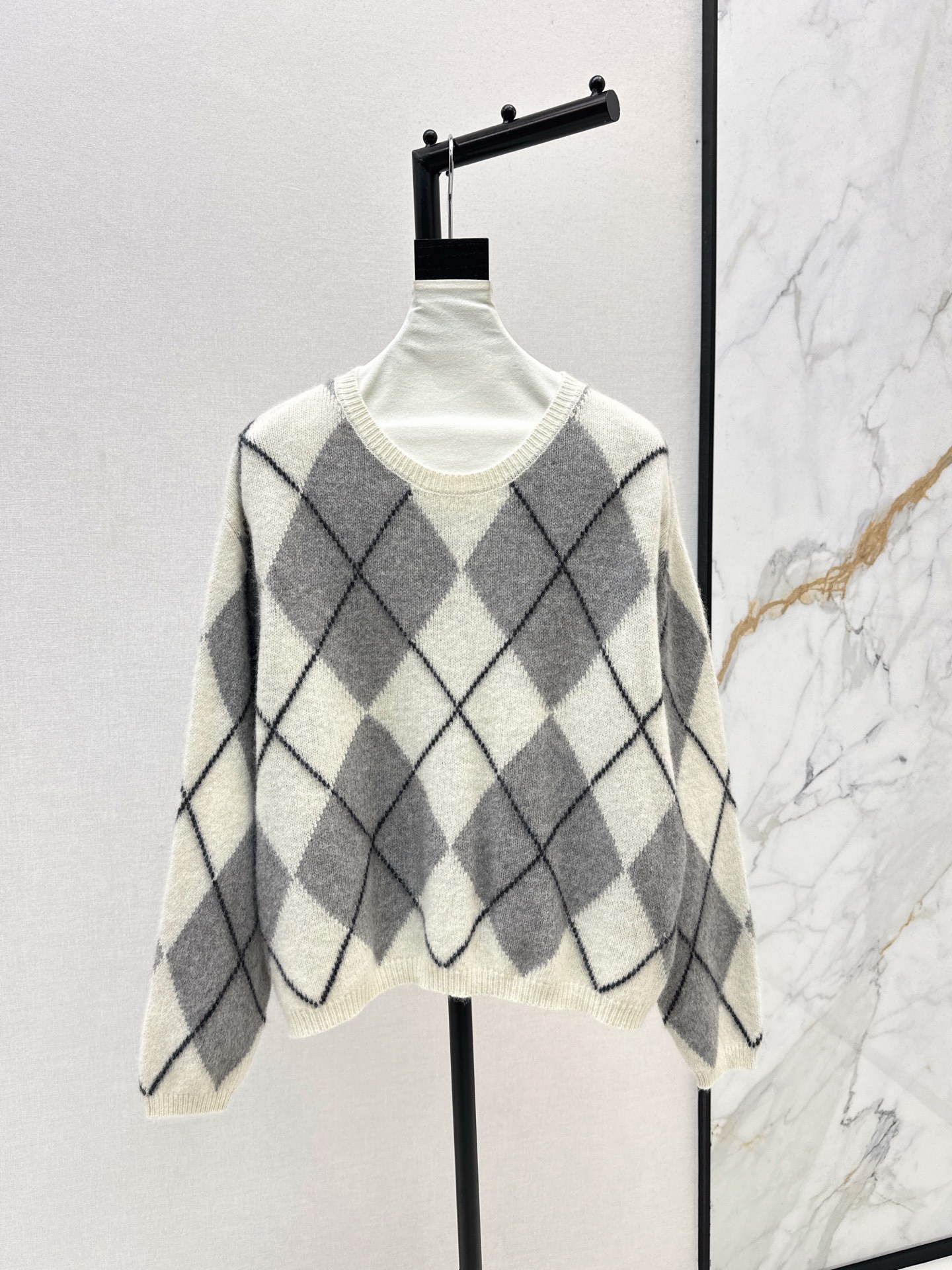 NO:544536,290L 25Ss———The latest retro plaid mattress sweater custom wool yarn woven in autumn and winter. High-quality texture, comfortable and soft. Round neck straight shoulder sweater style. More design sense. Show high-end tone. Regular style does not pick on body age. Casual and fashionable. Three colors are available for sale in stock. SML, loro piano, sweaters, alexander wang19860909290L 25Ss————秋冬最新款复古格纹原谅针织衫定制羊毛纱线织造 质感高级 舒适柔软 圆领正肩毛衣版型 更具设计感 彰显高级调性 常规版型不挑身材年龄 穿搭休闲时髦 三色现货发售sml,,loro piana,sweaters,alexander wang,Women's clothing