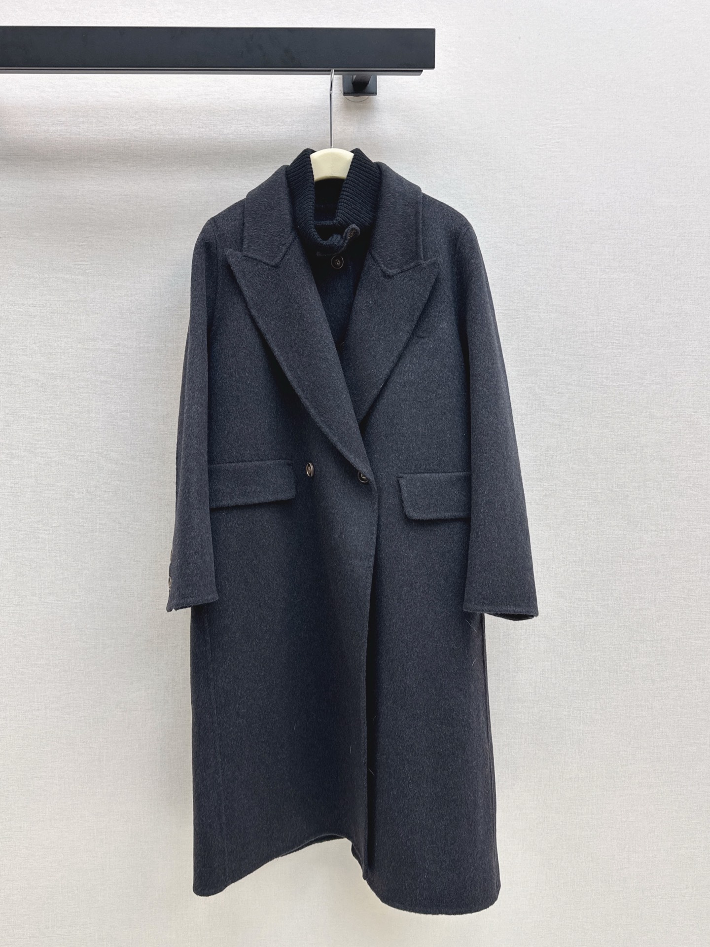 NO:544533,Exclusive model with dust bag ~Max 25Ss———The latest fashion two-piece coat in autumn and winter, small short vest + double-breasted coat, casual and high-end outfit, classic H loose version, quality control, imported wool cashmere double-sided nylon fabric, luxurious and low-key, warm and slimming, the upper body is huge and slimming, it looks good when you match it separately, one-wear multiple series~ Three-color spot sml, alexander wang19860909配防尘袋独家款 ～Max 25Ss————秋冬最新款时髦两件套大衣小短款马甲+双排扣大衣 休闲高级穿搭 经典H宽松版型 品质控必入 进口羊毛羊绒双面尼面料 奢华低调 保暖又显瘦 版型上身巨显瘦 分开搭配也好看 一衣多穿系列～ 三色现货发售sml,,alexander wang,Women's clothing