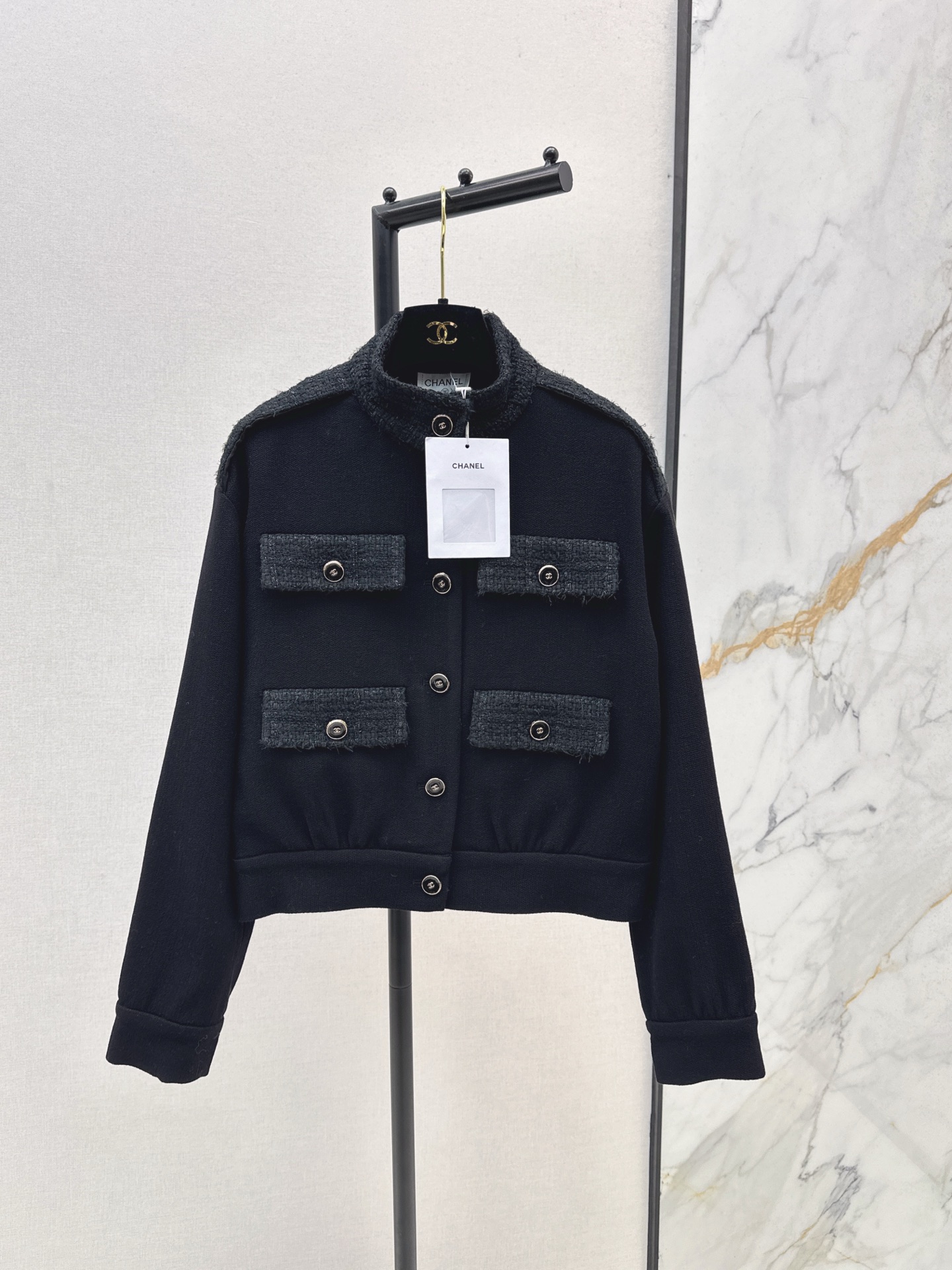 NO:544510,Elegant and stylish C home 25Ss————The latest style of autumn and winter, the latest style of the wool jacket, the classic little fragrance style of the wise boy, the style of old money, the upper body is the daughter of the chaebol, it looks very rich, the whole temperament is elegant, versatile black, one-color spot sale sml, chanel, jackets & coats, alexander wang19860909优雅有型 C家 25Ss————秋冬最新款撞料口袋做法设计羊毛外套 绝绝子的经典小香风 有种老钱风 上身就是财阀千金 很显富贵 整个气质优雅十足 百搭黑色系 一色现货发售sml,,chanel,jackets & coats,alexander wang,Women's clothing