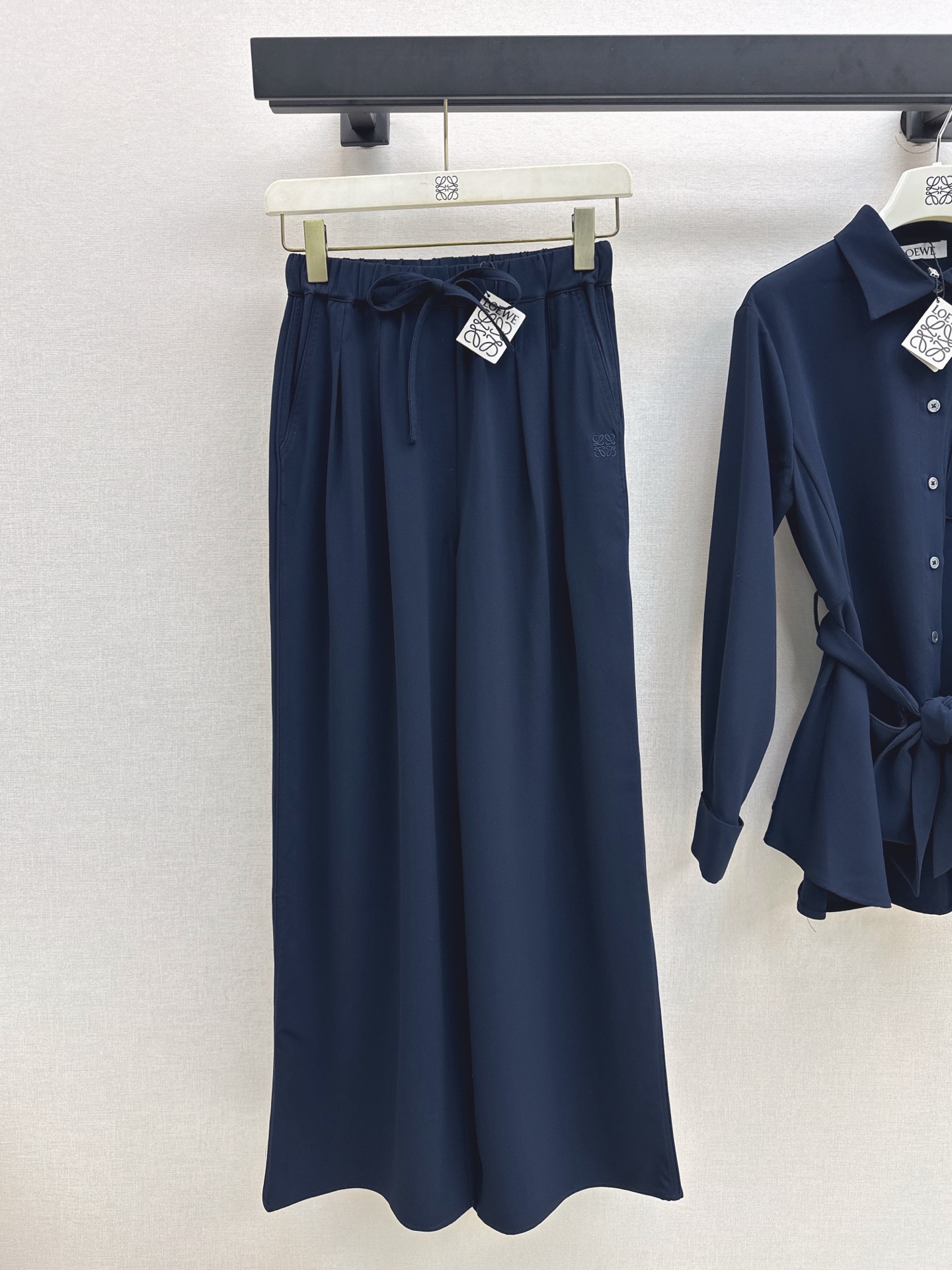 NO:544505,Exclusive first release Loe 25Ss———The latest lazy and fashionable temperament suit for autumn and winter mid-length belt shirt + elastic waist straight pants. One set of matching with the upper body. An old-fashioned luxury style is coming to the face~~ A set of logo embroidery logos. The acetic acid fabric has a good drape. The upper body is more stylish. Casual and stylish. Daily style. Lazy and fashionable. Easy Get. Two-color development. SML, loewe,shirts,alexander wang.19860909独家首发 Loe 25Ss———秋冬最新款慵懒时髦气质套装中长款腰带衬衫+松紧腰直筒裤 一套搭配上身 一股老钱轻奢风扑面而来～～ logo刺绣徽标一套搭配 醋酸面料垂坠感很好 上身更加有型 休闲有型的日常款 慵懒时髦轻松Get 两色分开发 现货发售sml,,loewe,shirts,alexander wang,Women's clothing