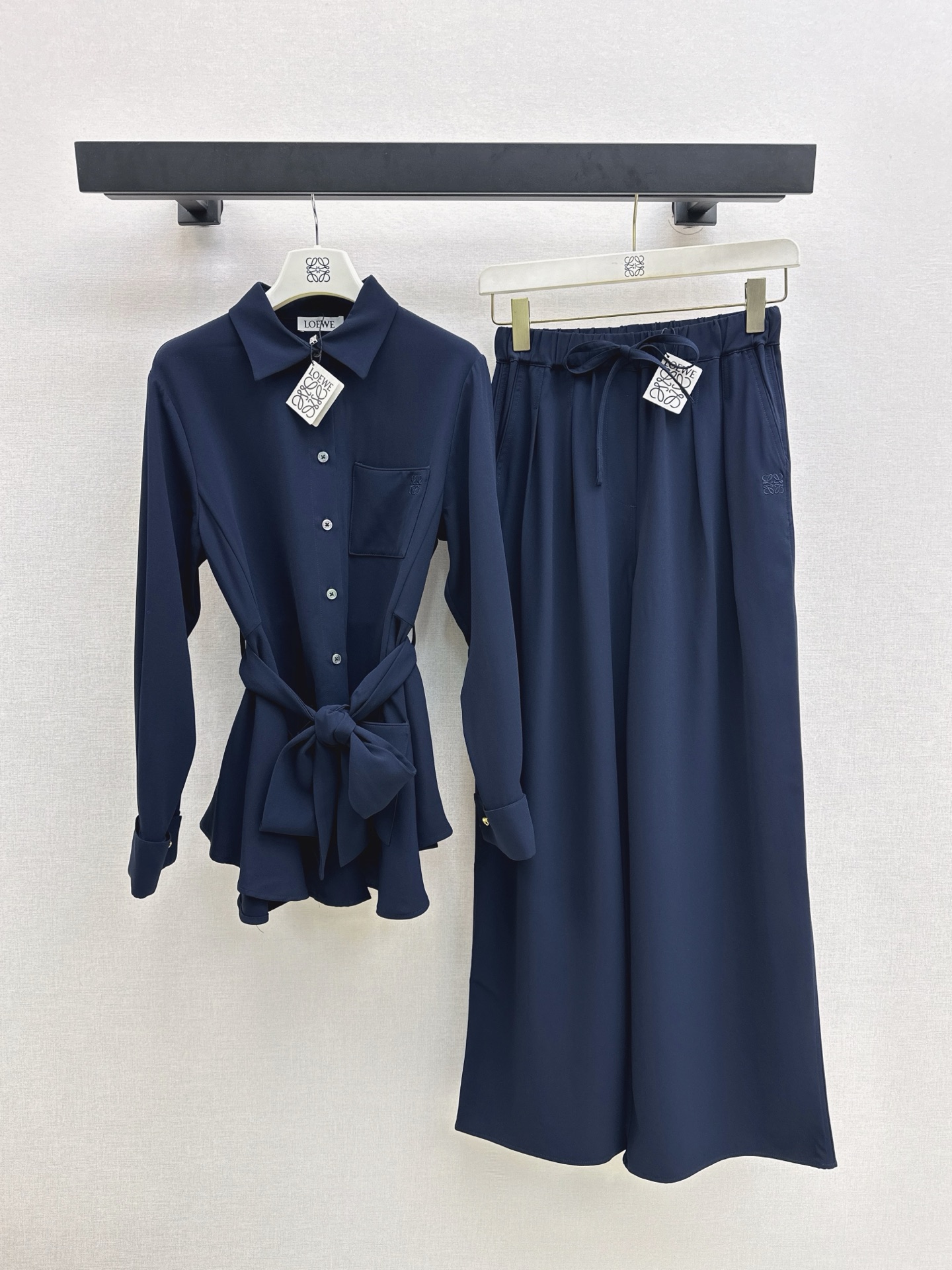 NO:544499,Exclusive first release Loe 25Ss———The latest lazy and fashionable temperament suit for autumn and winter mid-length belt shirt + elastic waist straight pants. One set of matches with the upper body. An old-fashioned luxury style is coming to the face~~ A set of logo embroidery logos. The acetic acid fabric has a good drape. The upper body is more stylish. Casual and stylish. Daily style. Lazy and fashionable. Easy Get. Two-color development. SML lining. Loewe,shirts,alexander wang.19860909独家首发 Loe 25Ss———秋冬最新款慵懒时髦气质套装中长款腰带衬衫+松紧腰直筒裤 一套搭配上身 一股老钱轻奢风扑面而来～～ logo刺绣徽标一套搭配 醋酸面料垂坠感很好 上身更加有型 休闲有型的日常款 慵懒时髦轻松Get 两色分开发 现货发售sml 衬,,loewe,shirts,alexander wang,Women's clothing