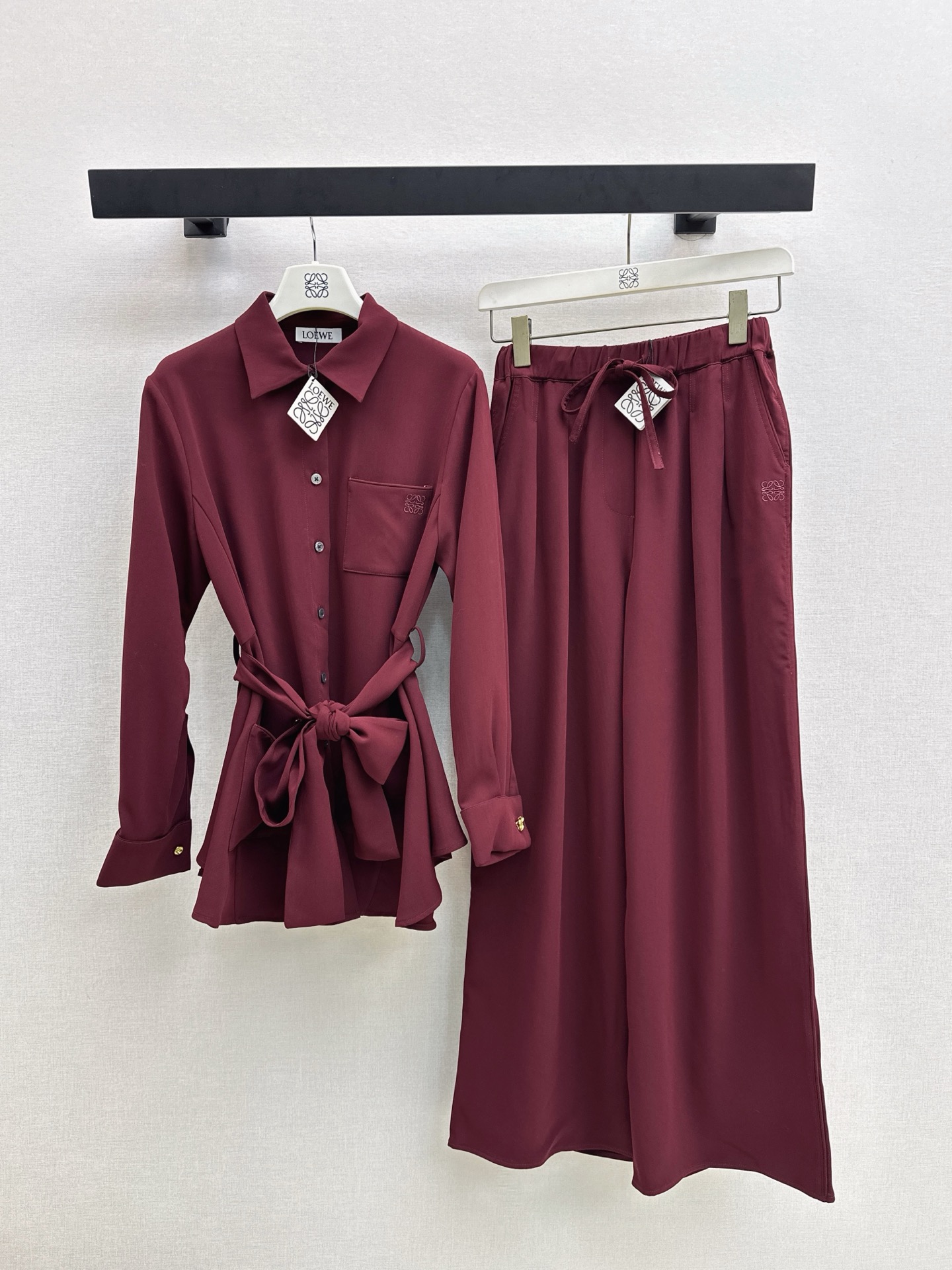 NO:544504,Exclusive first release Loe 25Ss———The latest lazy and fashionable temperament suit for autumn and winter mid-length belt shirt + elastic waist straight pants. One set of matches with the upper body. An old-fashioned luxury style is coming to the face~~ A set of logo embroidery logos. The acetic acid fabric has a good drape. The upper body is more stylish. Casual and stylish. Daily style. Lazy and fashionable. Easy Get. Two-color development. SML lining. Loewe,shirts,alexander wang.19860909独家首发 Loe 25Ss———秋冬最新款慵懒时髦气质套装中长款腰带衬衫+松紧腰直筒裤 一套搭配上身 一股老钱轻奢风扑面而来～～ logo刺绣徽标一套搭配 醋酸面料垂坠感很好 上身更加有型 休闲有型的日常款 慵懒时髦轻松Get 两色分开发 现货发售sml 衬,,loewe,shirts,alexander wang,Women's clothing