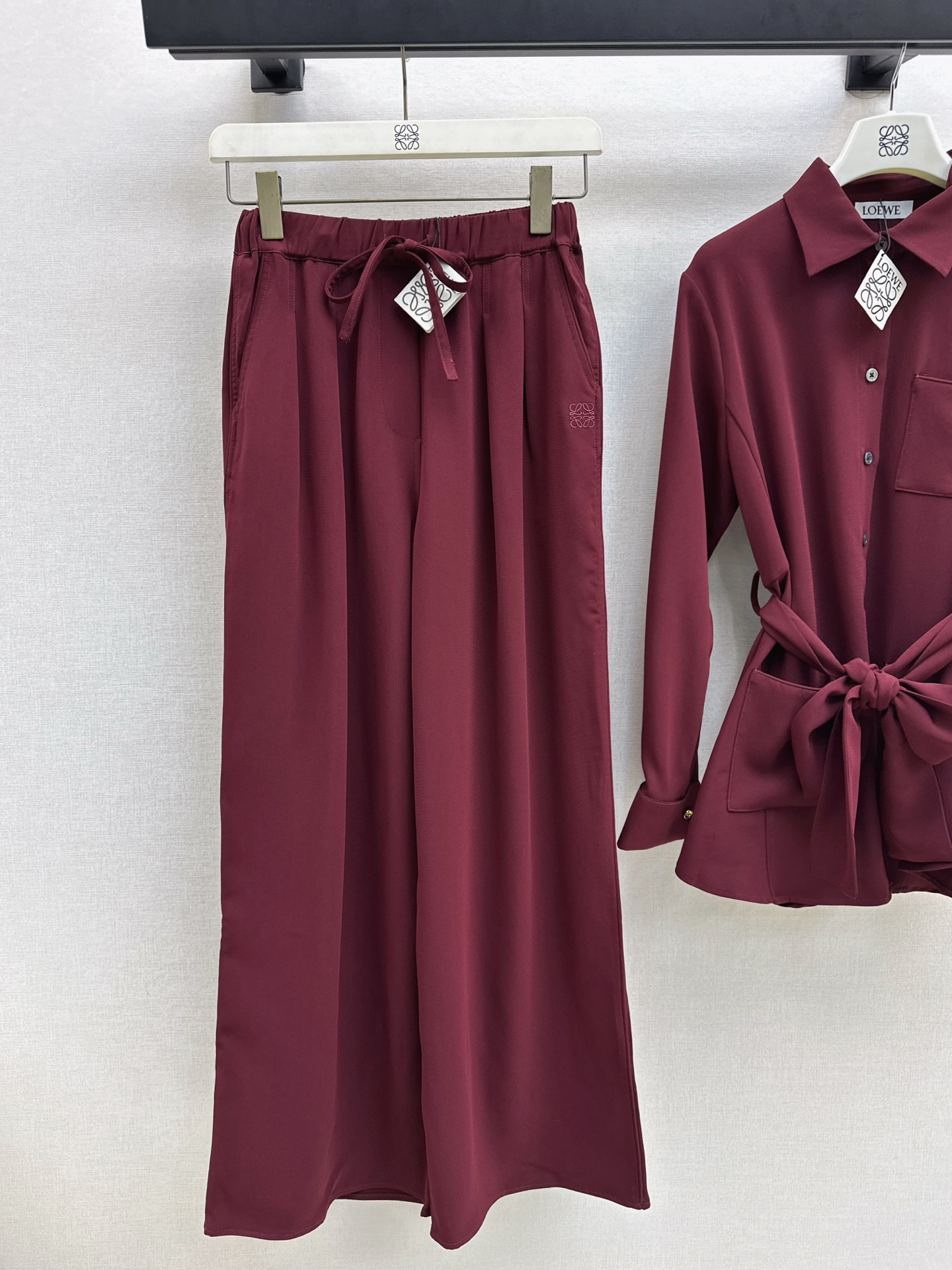 NO:544494,Exclusive first release Loe 25Ss———The latest lazy and fashionable temperament suit for autumn and winter mid-length belt shirt + elastic waist straight pants. One set of matching with the upper body. An old-fashioned luxury style is coming to the face~~ A set of logo embroidery logos. The acetic acid fabric has a good drape. The upper body is more stylish. Casual and stylish. Daily style. Lazy and fashionable. Easy Get. Two-color development. SML, loewe,shirts,alexander wang.19860909独家首发 Loe 25Ss———秋冬最新款慵懒时髦气质套装中长款腰带衬衫+松紧腰直筒裤 一套搭配上身 一股老钱轻奢风扑面而来～～ logo刺绣徽标一套搭配 醋酸面料垂坠感很好 上身更加有型 休闲有型的日常款 慵懒时髦轻松Get 两色分开发 现货发售sml,,loewe,shirts,alexander wang,Women's clothing