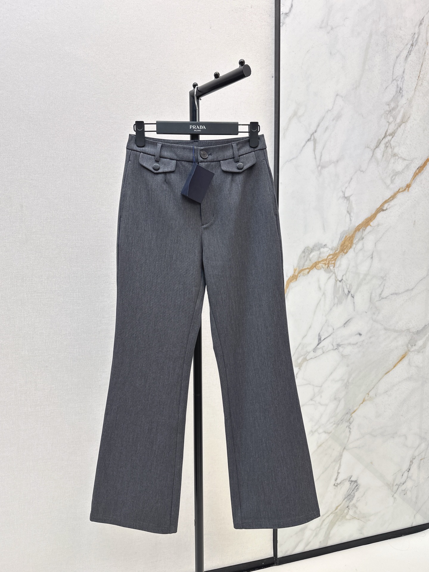 NO:545696,Slim and flared pants are super long legs PD 25Ss———The latest minimalist style of autumn and winter versatile trousers. No matter what the leg shape it is, this way can give you supermodel legs. It is definitely taller and versatile. Two colors are available for sale in stock, alexander wang19860909显瘦微喇裤就是超显腿长 PD 25Ss———秋冬最新款极简风百搭西裤 不管是什么样的腿型 这一条路子都可以给你穿出超模腿 妥妥的显高起来 百搭无烦恼 两色现货发售sml,,alexander wang,Women's clothing