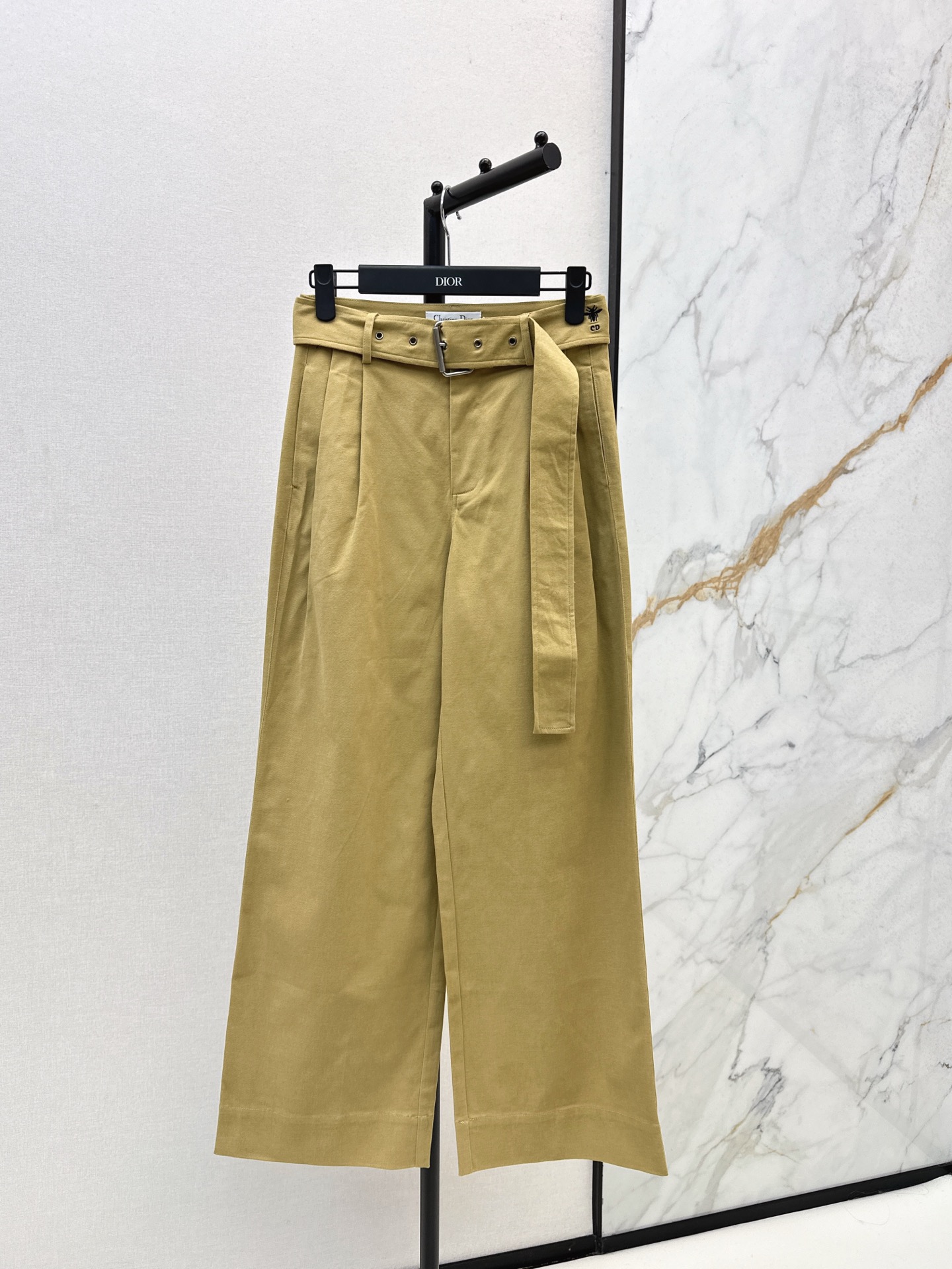 NO:545690,CD 25Ss———The latest bee embroidered trousers in autumn and winter. It is fashionable and easy to wear. It has a versatile style. High-end customization. Comfortable fabric. It is casual and free!  The color is beautiful, the texture is good, retro and fashionable, all kinds of figures can be controlled, two colors are on sale in stock, alexander wang19860909CD 25Ss————秋冬最新款蜜蜂刺绣西裤 时髦好穿度爆棚 风格百搭 高级定制 舒适的面料 随性洒脱！不旦颜色美 质感也敲好 复古又时尚 各种身材都可以驾驭 两色现货发售sml,,alexander wang,Women's clothing