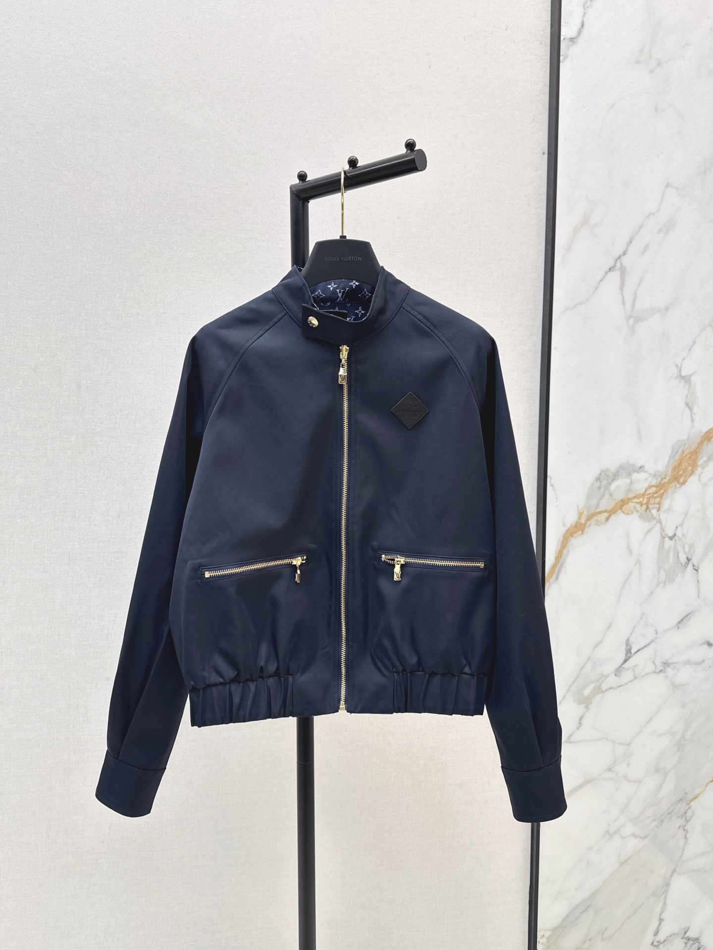 NO:545685,Double-sided wearable L Home 25Ss——The latest logo of autumn and winter presbyterian double-sided jacket with special material texture, every small detail pays great attention to the right sense of high-end, three-dimensional tailoring makes the upper body of the ready-to-wear more exquisite and fashionable, open mold custom decoration, the real thing is great, one-color spot on sale sml,,louis vuitton, jackets & coats, jackets & coats, alexander wang19860909双面可穿 L家 25Ss———秋冬最新款logo老花双面夹克外套 特殊材质有肌理感 每个小细节都非常注重 恰到好处的高级感 立体剪裁 让成衣上身更为精致洋气 开模定制装饰 实物太赞啦 一色现货发售sml,,louis vuitton,jackets & coats,jackets & coats,alexander wang,Women's clothing