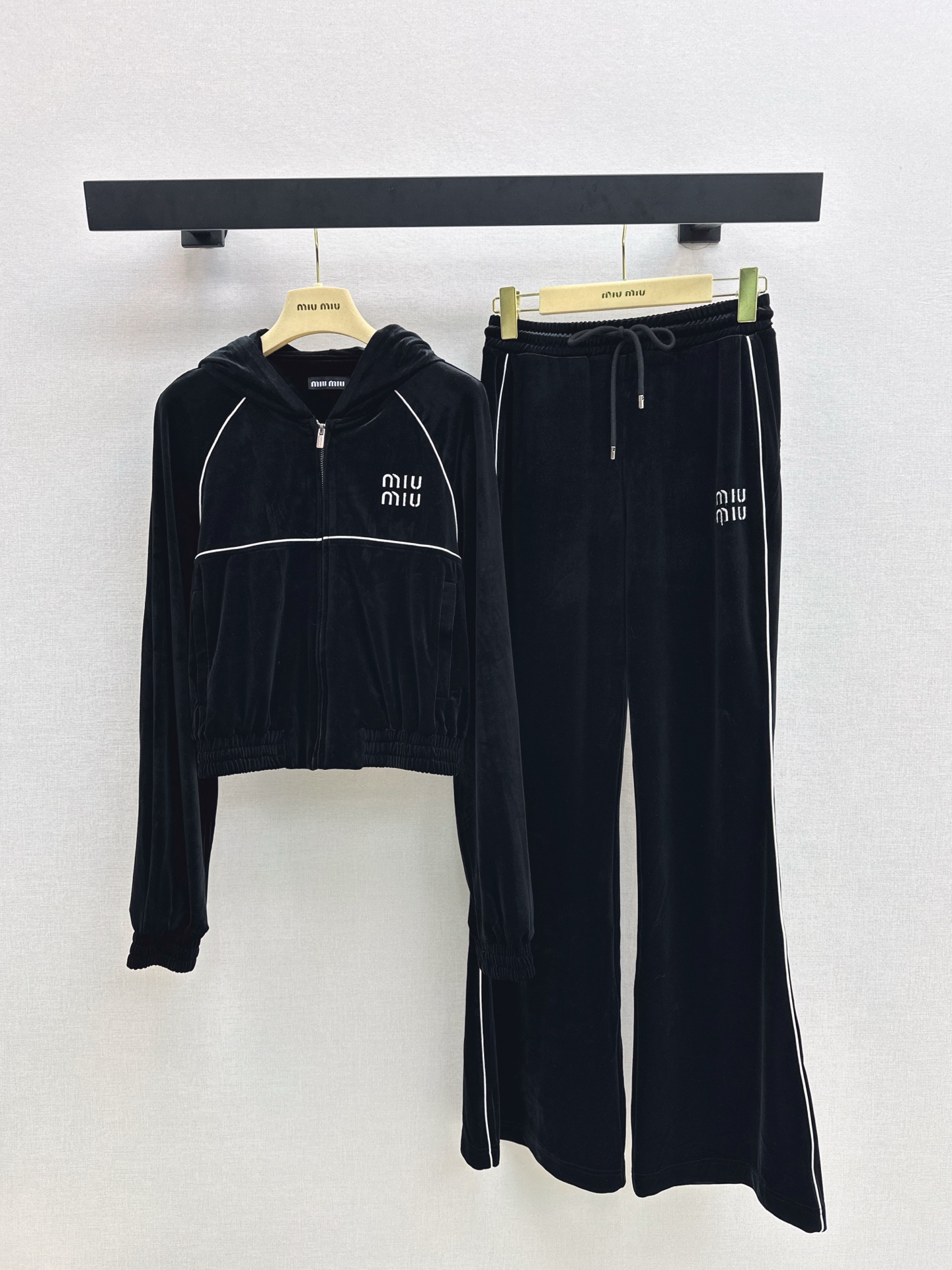 NO:545740,Miu 25Ss————The latest autumn and winter velvet casual suit hooded baseball jacket + elastic waist straight pants High-density fashionable casual style Vintage handsome mid-century style Fits the dual needs of comfort and fashion and can be integrated into every daily outfit Playful and age-reducing design elements full of vitality One set One color ready for sale sml,, miumiu, jackets & coats, hats, alexander wang19860909Miu 25Ss————秋冬最新款丝绒休闲套装连帽棒球服外套+松紧腰直筒裤 高密度时髦休闲风 Vintage帅气 中古风 贴合舒适与时髦的双需求能融入每个日常的穿搭 俏皮减龄充满元气的设计元素 一套出 一色现货发售sml,,miumiu,jackets & coats,hats,alexander wang,Women's clothing