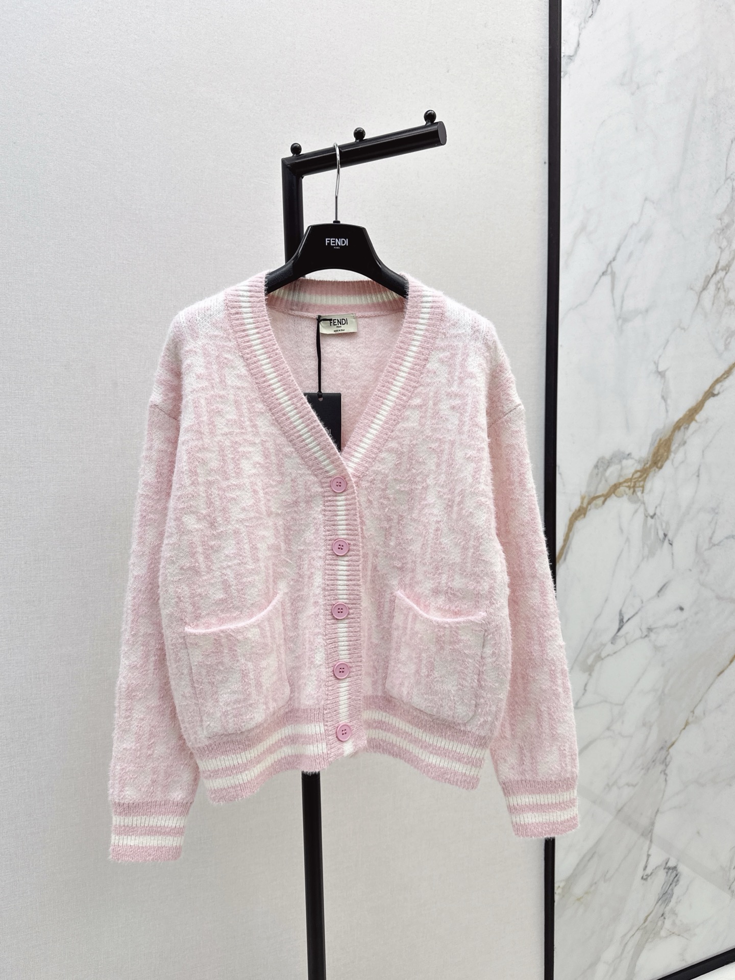 NO:545723,FD 25Ss———The latest retro old-fashioned letter cardigan in autumn and winter. Pink is too age-reducing. Classic presbyopia logo. Eternal theme. No matter how you wear it, it is out of date. The basic style is very fashionable. The girl is elegant. Paired with a coat, high-end retro. Don’t miss it. One-color spot-on sml, Jackets & coats, alexander wang19860909FD 25Ss————秋冬最新款复古老花字母开衫 粉色系太减龄了 经典老花logo 永恒的主题 怎么穿都不过时 基础版型上身巨洋气 单穿少女优雅 搭配外套高级复古 喜欢老花一定不要错过 一色现货发售sml,,jackets & coats,alexander wang,Women's clothing