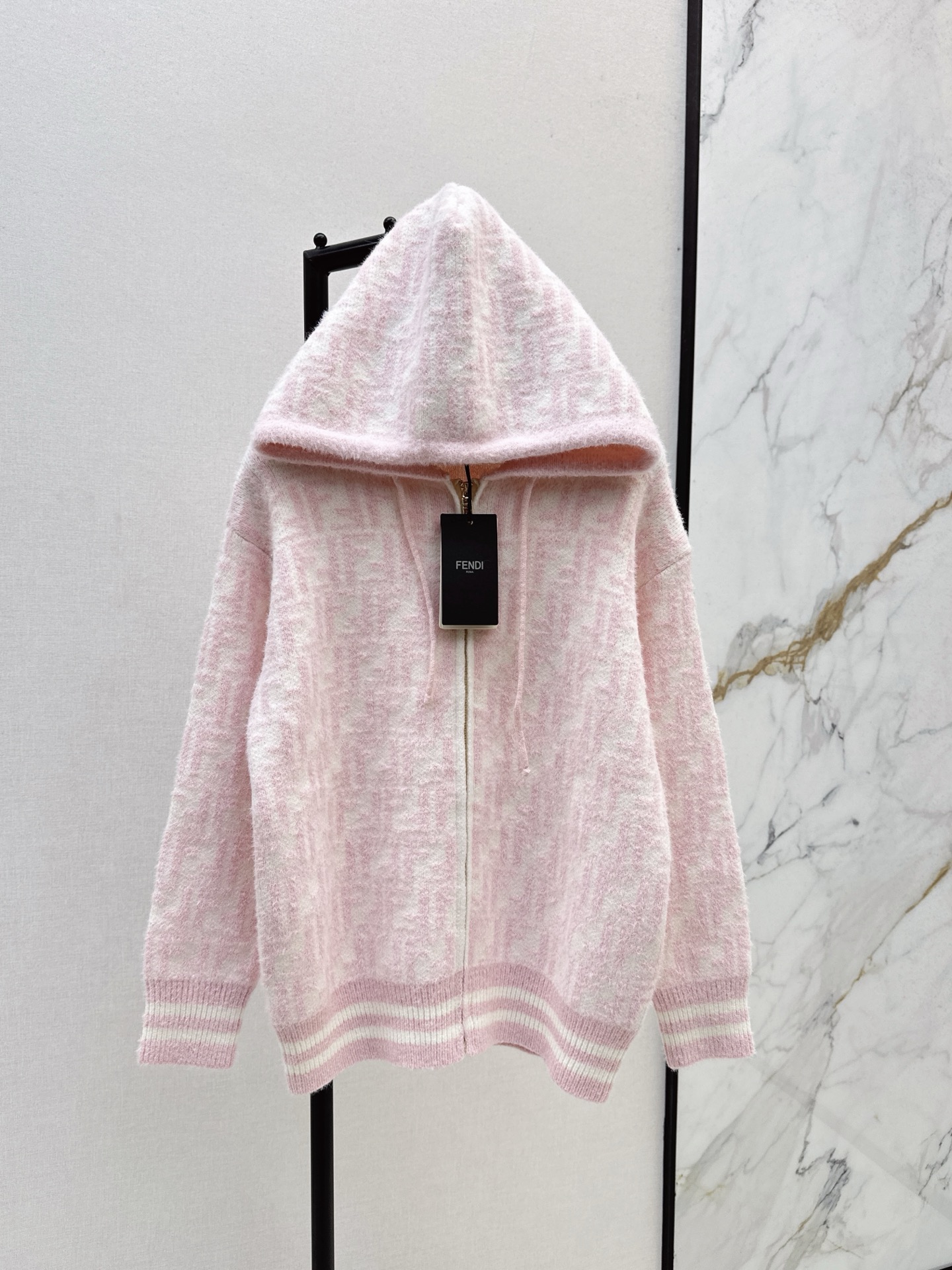NO:545716,FD 25Ss———The latest retro old-fashioned letter hooded cardigan in autumn and winter. Pink is too age-reducing. Classic presbyopic logo. Eternal theme. No matter how you wear it, it is out of date. The basic style is very fashionable. The girl is elegant. Paired with a coat. You must not miss it. You like presbyopics. SML is available in stock,, jackets & coats,hats,alexander wang.19860909FD 25Ss————秋冬最新款复古老花字母连帽开衫 粉色系太减龄了 经典老花logo 永恒的主题 怎么穿都不过时 基础版型上身巨洋气 单穿少女优雅 搭配外套高级复古 喜欢老花一定不要错过 一色现货发售sml,,jackets & coats,hats,alexander wang,Women's clothing