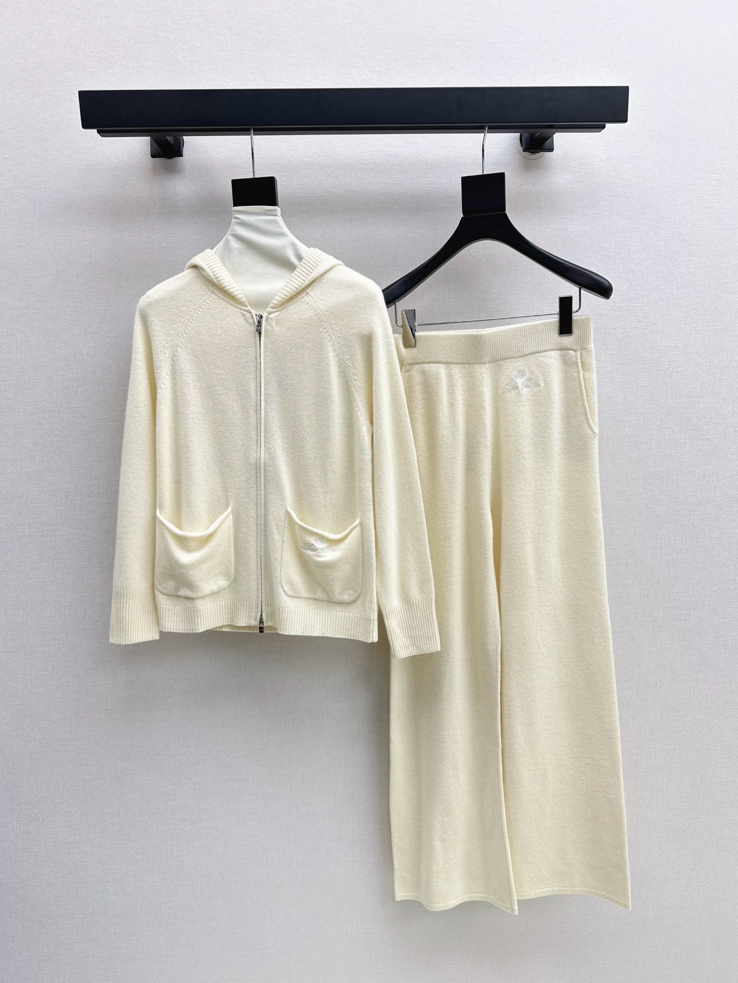 NO:545708,The latest high-end cashmere suit hooded jacket + straight pants in autumn and winter. It is a must-have for quality control!  The original fixed dye yarn has a high-end color, the texture of imported cashmere wool yarn is invincible, the Swiss machine double weaving yarn is simple and atmospheric, the white and rich beauty must have high-end casual set, one set is tall and slim, elegant and versatile, not picky, the other set is available in three colors for sale, sml, loro piana, jackets & coats, hats, alexander wang19860909高定系列 LP 25Ss————秋冬最新款高奢气质羊绒套装连帽外套+直筒裤 品质控必入！原版定染纱线很高级的色调 进口羊绒羊毛纱线质感无敌赞 瑞士机双织纱线工艺简洁大气 白富美必备高级休闲套装 一套上身高挑又显瘦 优雅百搭不挑人 一套出 三色现货发售sml,,loro piana,jackets & coats,hats,alexander wang,Women's clothing