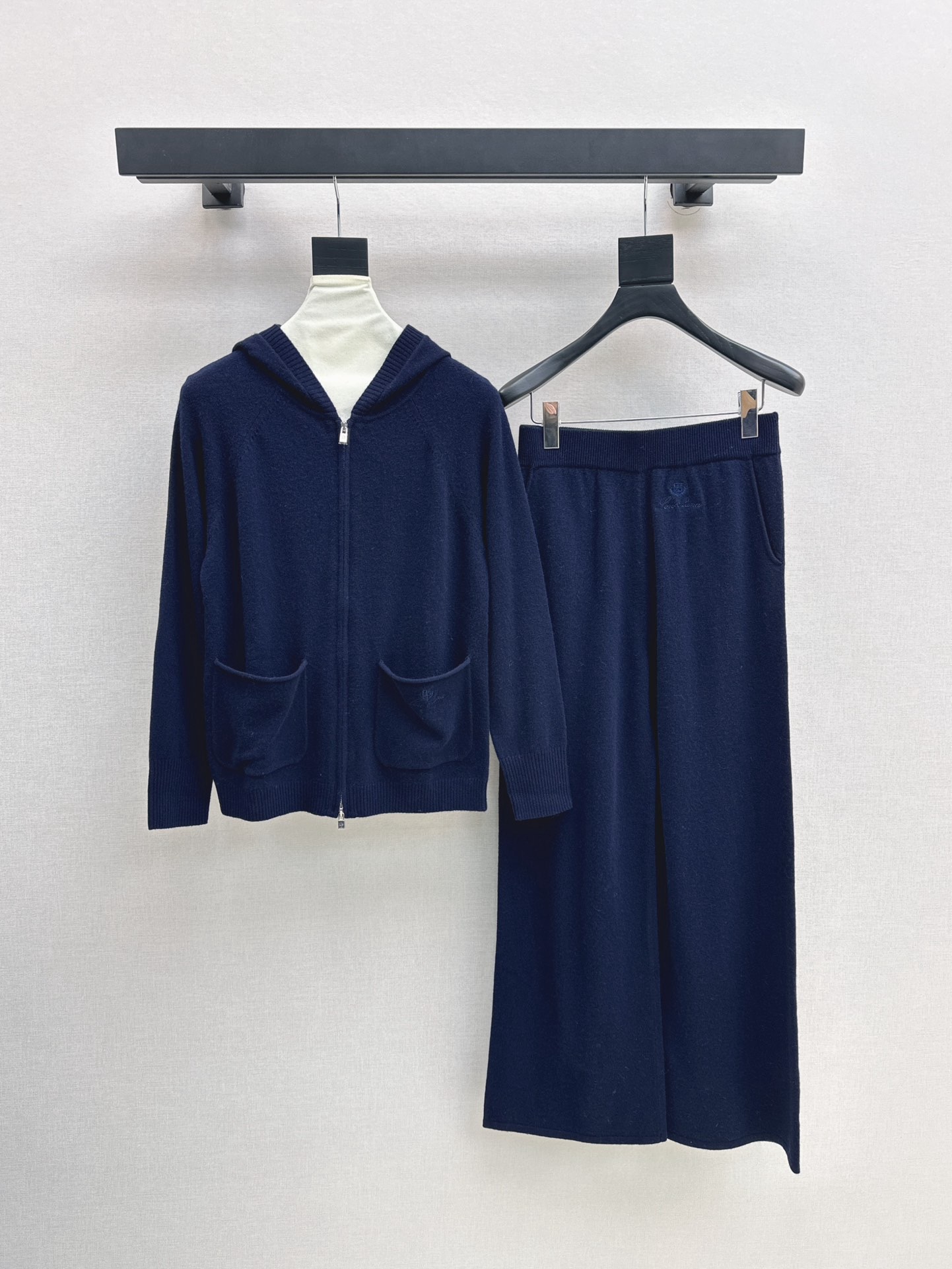 NO:545701,The latest high-end cashmere suit hooded jacket + straight pants in autumn and winter. It is a must-have for quality control!  The original set dye yarn has a high-end color, the texture of imported cashmere wool yarn is invincible, the Swiss machine double weaving yarn is simple and atmospheric, the white and rich beauty must have high-end casual set, one set is tall and slim, elegant and versatile, not picky, the other set is available in three colors for sale, sml, loro piana, jackets & coats, hats, alexander wang19860909高定系列 LP 25Ss————秋冬最新款高奢气质羊绒套装连帽外套+直筒裤 品质控必入！原版定染纱线很高级的色调 进口羊绒羊毛纱线质感无敌赞 瑞士机双织纱线工艺简洁大气 白富美必备高级休闲套装 一套上身高挑又显瘦 优雅百搭不挑人 一套出 三色现货发售sml,,loro piana,jackets & coats,hats,alexander wang,Women's clothing