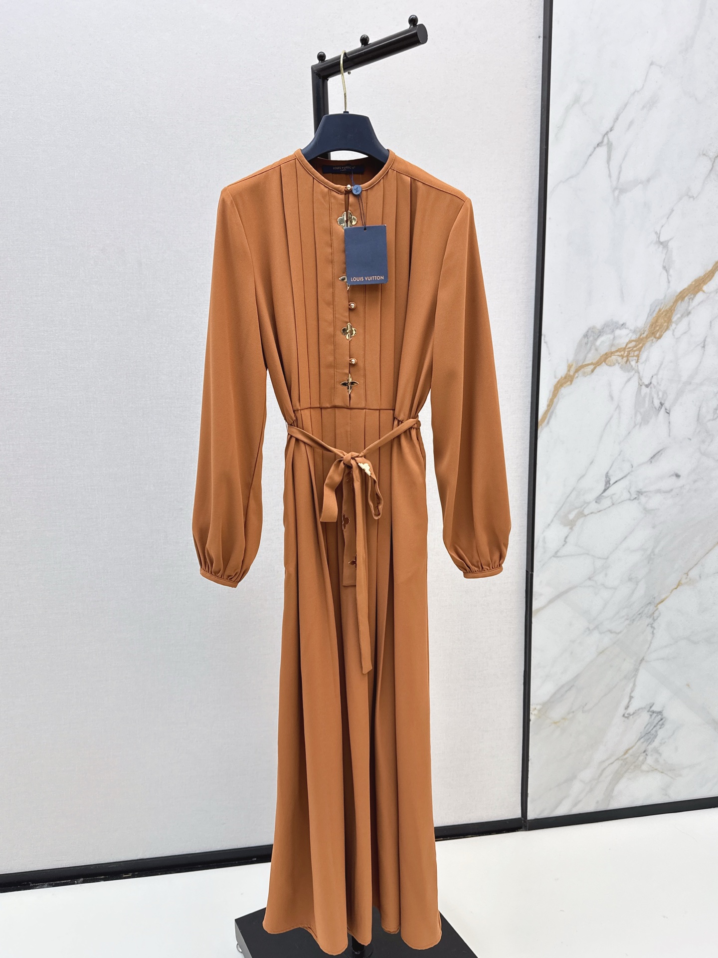 NO:545689,L Home 25Ss————The latest four-leaf clover pleated dress in autumn and winter. Customized twill cotton silk material. Comfortable and delicate texture, breathable and elegant. The weight and foot draping feel. Round neck dress style. The cut is neat and slim. The front accordion pleat embellishes the metal four-leaf clover logo. Three-dimensional cut + the waist belt outlines the waist curve. The skirt pleats echo. It can easily wear it to create a fashionable and high-end feeling. One-color spot smlxl,,louis vuitton, skirts,alexander wang19860909L家 25Ss————秋冬最新款四叶草压褶连衣裙 定制斜纹棉绸材质 质感舒适细腻,透气飘逸 份量足垂坠感强 圆领连衣裙版型 裁剪利落修身 前襟风琴褶点缀金属四叶草徽标更时髦 立体裁剪+本布腰带勾勒腰身曲线 裙边褶皱呼应 轻松穿出洋气高级感 一色现货发售smlxl,,louis vuitton,skirts,alexander wang,Women's clothing