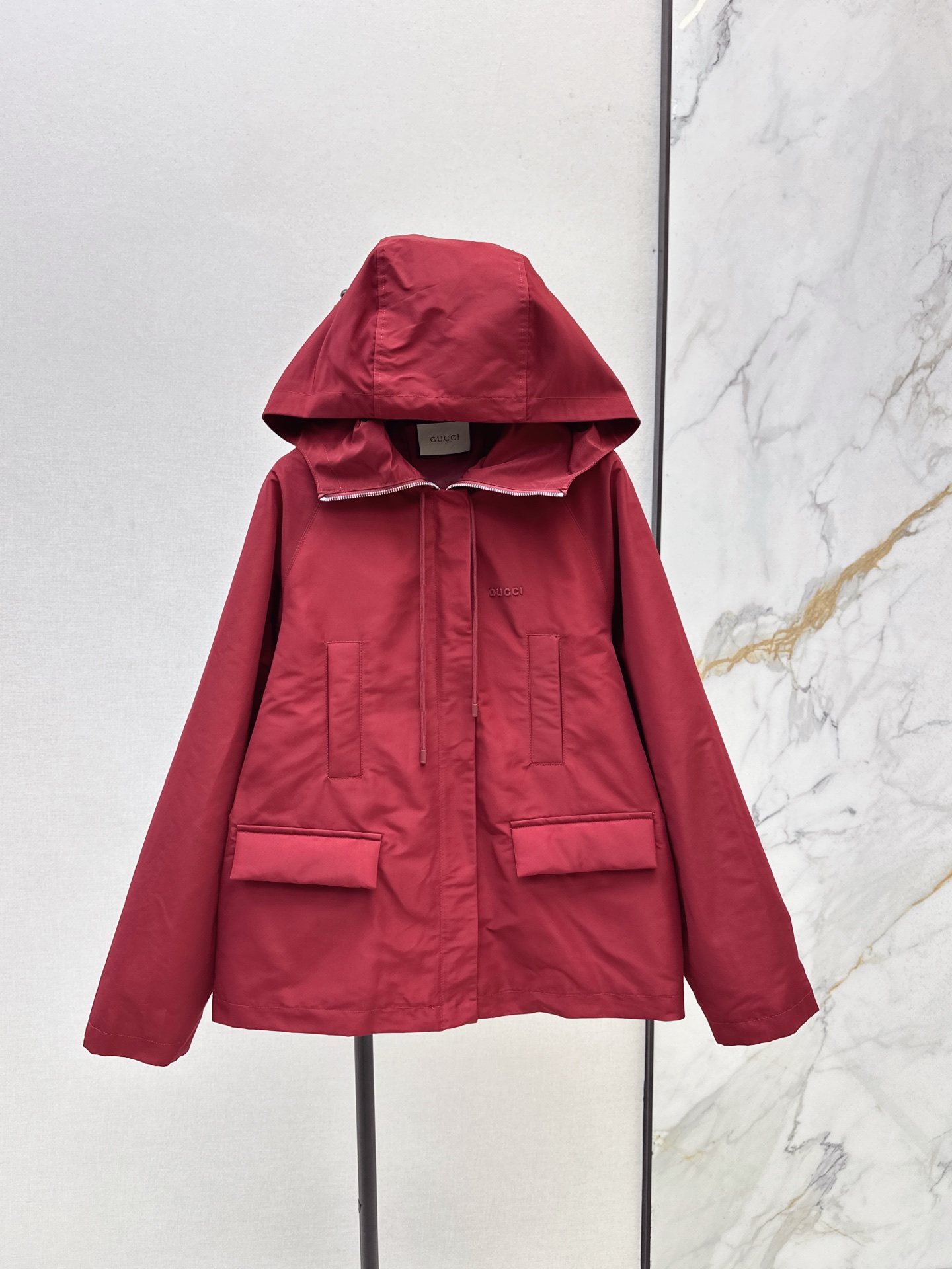 NO:545683,Gu 25Ss——————The latest hooded charge jacket for autumn and winter. Custom imported charge nylon material. High-quality and crispy texture. Hooded zipper jacket. The collar edge can be turned outward as a large lapel. It can also be pulled up and the stand collar is bright and eye-catching maroon. It is relaxed and full of outdoor leisure. The hem shows a natural micro-A-extended shape. It is elastic and elastic with drawstring. It is easy to adapt to the body. Large capacity flip pockets on both sides lit up details. It is very fashionable to wear. It is available in stock. Smlxl,,jackets & coats,hats,alexander wang.19860909Gu 25Ss—————秋冬最新款连帽冲锋外套 定制进口冲锋尼龙材质 质感高级挺括有型 连帽拉链外套 领边可外翻作大翻领处理 也可拉高立领大身亮眼枣红色系 松弛充满户外休闲气息 衣摆呈现自然微A外扩廓形 配合抽绳弹力松紧 轻松适配身型 两侧大容量翻盖口袋点亮细节 随意搭都出彩时髦 一色现货发售smlxl,,jackets & coats,hats,alexander wang,Women's clothing