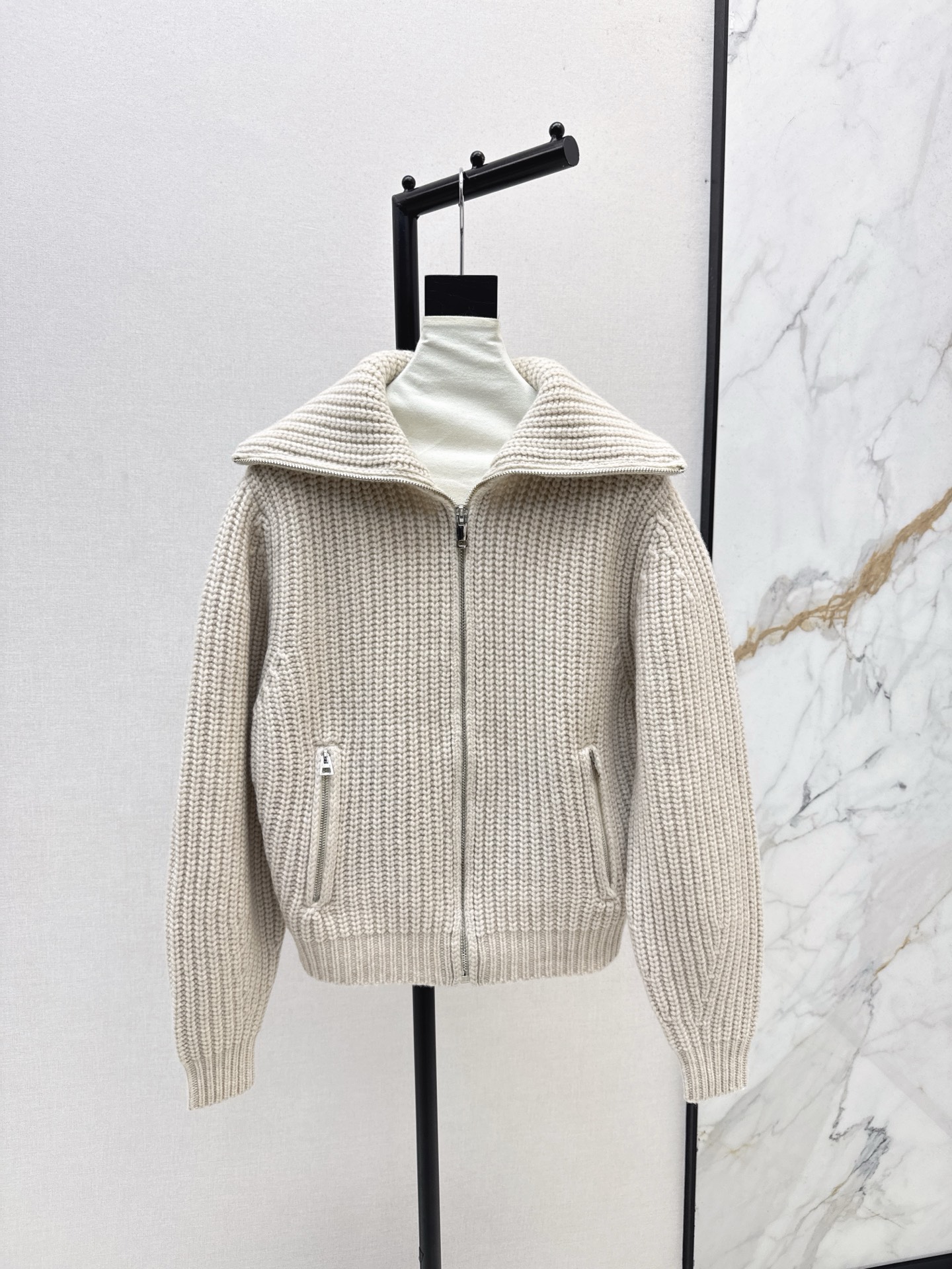 NO:545677,LM 25Ss————The latest high-end high-end cashmere zipper jacket in autumn and winter, fashionable and neat street feeling in autumn and winter, retro sickle sleeves, heavy wool yarn, Italian aesthetic high-end tone and elegant temperament, classic style high-end and fashionable, soft and delicate texture, super Autumn and winter temperament stacked items, versatile and slim, two colors are on sale in stock, sml, jackets & coats, alexander wang19860909LM 25Ss————秋冬最新款高定羊绒拉链外套秋冬时髦利落街头感 复古镰刀袖 重磅克重羊毛纱线 意大利美学高级色调优雅气质 经典版型高级又时髦 软糯细腻质感超赞 秋冬气质叠搭单品 版型百搭又显瘦 两色现货发售sml,,jackets & coats,alexander wang,Women's clothing