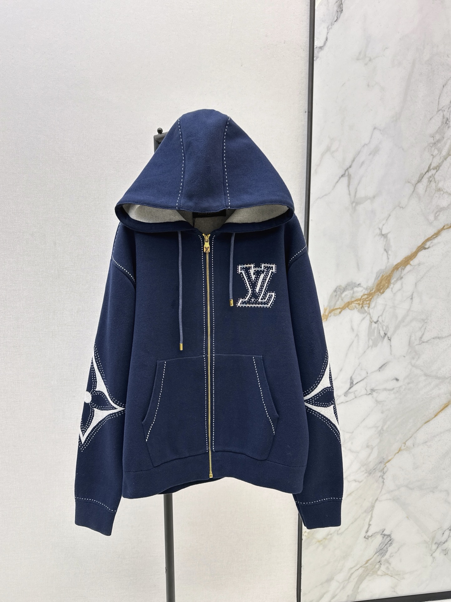 NO:545737,Men and women L family 25Ss———The latest flight jacket classic presbyterian jacket in autumn and winter, this season’s most recommended series. A very practical one to wear as a cardigan and top, super good texture. SML is available in stock,,louis vuitton, jackets & coats, jackets & coats, alexander wang19860909男女同款 L家 25Ss———秋冬最新款飞行夹克经典老花外套这一季强推荐必入系列 很实穿的一款 当开衫当上衣穿超好搭配 质感超赞 一色现货发售sml,,louis vuitton,jackets & coats,jackets & coats,alexander wang,Women's clothing