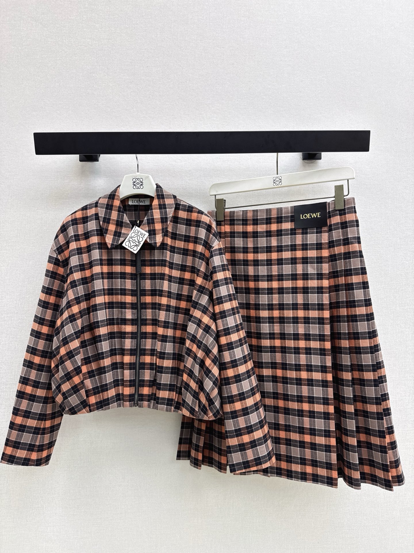 NO:545721,Loe 25Ss—————The latest plaid suit retro plaid jacket + leather brand decorative skirt Custom imported cotton wool material, texture gloss, sleek and stylish, reddish and black plaid, top zipper plaid design, leather button engraved letter logo, complement the waist leather logo, and complement the flower buds with elastic elastic and tight hem, simple and high-end waist pleated, full of design, simple and durable, presenting a casual style of dressing, fashionable and fashionable, one-color smlxl, outside,,loewe, skirts, jackets & coats,alexander wang19860909Loe 25Ss—————秋冬最新款格纹套装复古格纹外套+皮牌装饰半裙 定制进口棉毛材质 质感光泽 垂顺有型 通体满铺红橙黑色系格纹 上衣拉链开襟设计 皮扣印刻字母徽标 与腰间皮标相得益彰 配合花苞内收弹力松紧下摆 简约高级 腰身压褶利落 前片与百褶设计感满满 简约耐看 呈现随性穿搭风格 成套穿搭时髦洋气 一色现货发售smlxl 外,,loewe,skirts,jackets & coats,alexander wang,Women's clothing