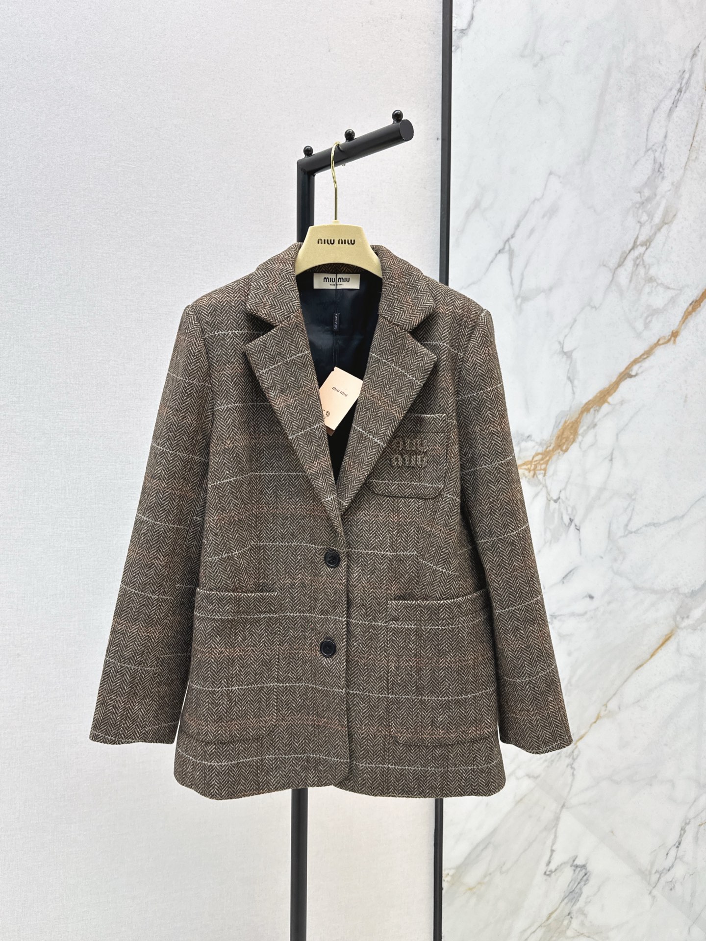 NO:545713,Miu 25Ss———The latest simple and atmospheric blazer in autumn and winter. Very high-end imported texture. Look carefully at the details. The upper body is very cool. Clean and elegant. Improve temperament~~Full according to the level of high-quality ready-to-wear. You can't help but love it. A must-have item for temperament. SML is available in stock,,miumiu, jackets & coats,business suit,alexander wang19860909Miu 25Ss————秋冬最新款简洁大气西装外套 非常高级的进口质地 仔细看细节 上身非常飒 干净有品 提气质~~完全按照高定成衣水准 无法不爱 气质MM必入单品 一色现货发售sml,,miumiu,jackets & coats,business suit,alexander wang,Women's clothing