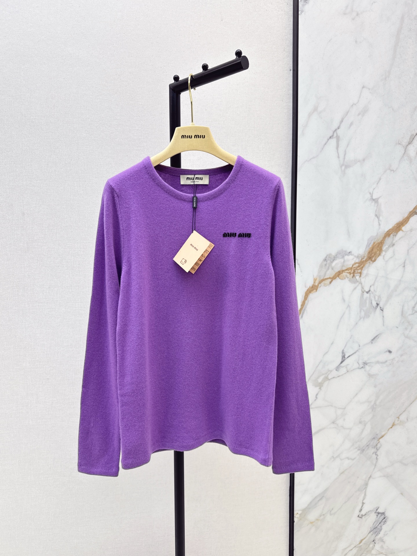 NO:545705,The most beautiful Miu 25Ss————The latest cashmere round neck sweater in autumn and winter, the age-reducing Miao style outfit, the high-end feel is full, contrasting letter decoration, imported cashmere yarn fixed dye purple, bright and gentle, temperament girlish style sweet atmosphere, original customized slim fit style, huge and slim upper body, one color is available for sale in stock,,miumiu, sweaters, alexander wang19860909本季最美 Miu 25Ss————秋冬最新款羊绒圆领毛衣减龄缪系穿搭 高级感拉满 撞色字母装饰 进口羊绒纱线定染紫色系明亮又温柔 气质少女风减龄甜美气息 原版定制修身版型上身巨显瘦 一色现货发售sml,,miumiu,sweaters,alexander wang,Women's clothing