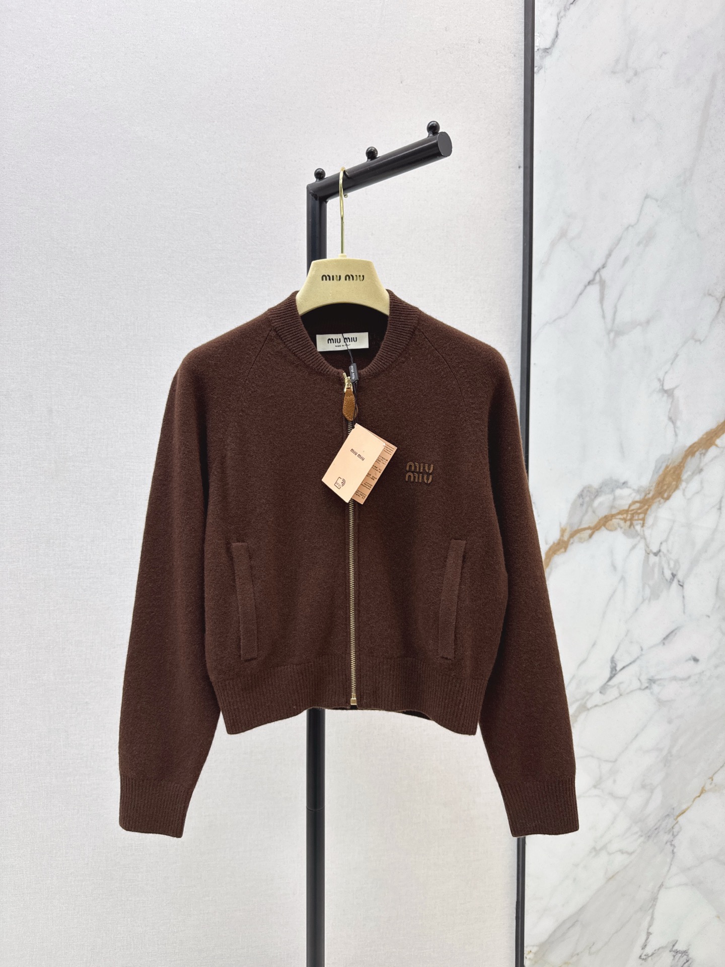 NO:545699,Recommended hot item Miu 25Ss————The latest cashmere stand-up collar cashmere jacket in autumn and winter, suitable for age-reducing wear. It has a high-end feel. Contrast letter decoration. Imported cashmere yarn is custom-dyed in chocolate color. The temperament is girlish and sweet for age-reducing. The original customized slim fit version makes the upper body slimmer. One color ready for sale sml,,miumiu,jackets & coats,jackets & coats,alexander wang19860909爆单款推荐 Miu 25Ss————秋冬最新款羊绒立领羊绒夹克外套减龄缪系穿搭 高级感拉满 撞色字母装饰 进口羊绒纱线定染巧克力色系 气质少女风减龄甜美气息 原版定制修身版型上身巨显瘦 一色现货发售sml,,miumiu,jackets & coats,jackets & coats,alexander wang,Women's clothing